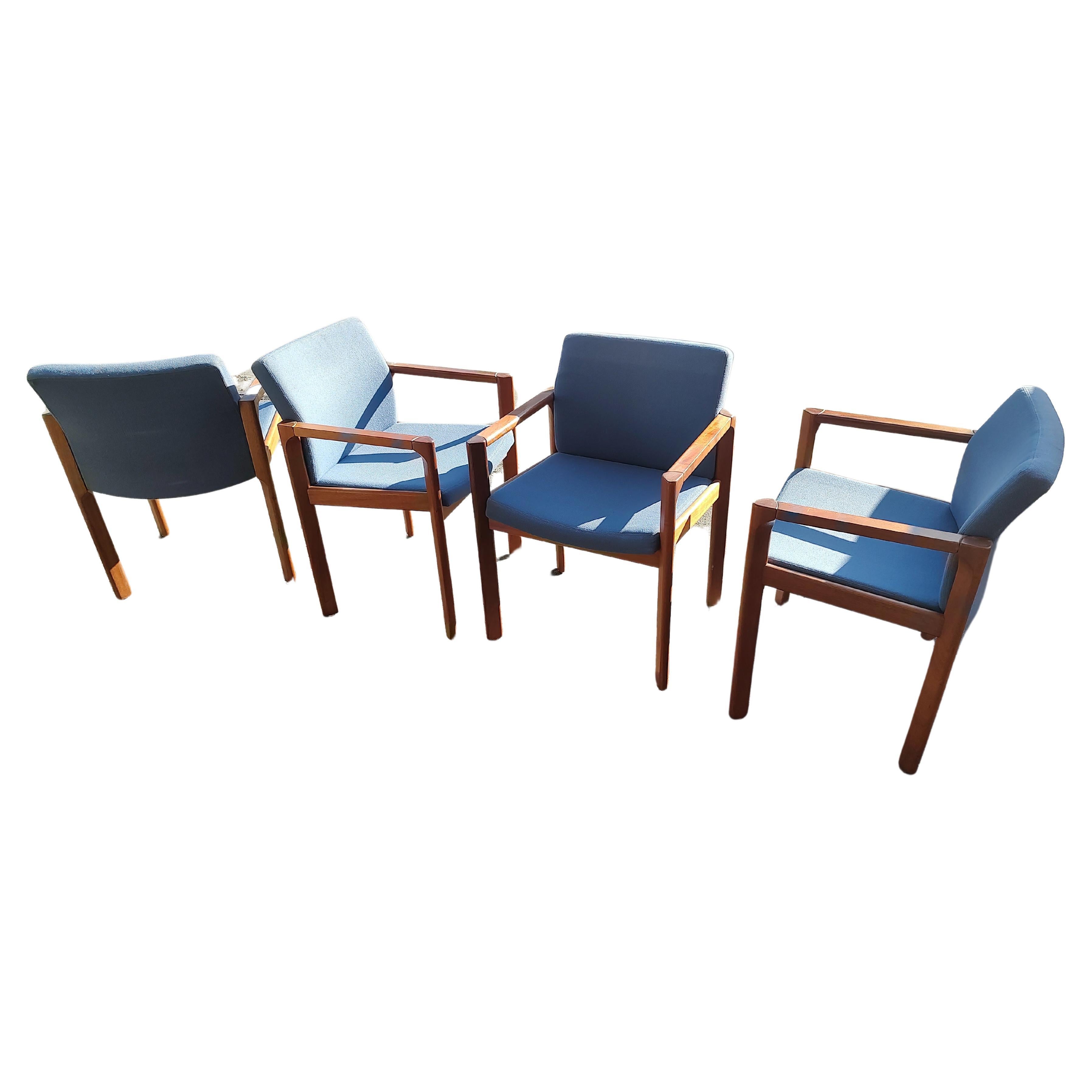 Tissu 8 fauteuils de salle à manger en acajou de style moderne du milieu du siècle dernier par Soro StoleFabrik, Danemark en vente