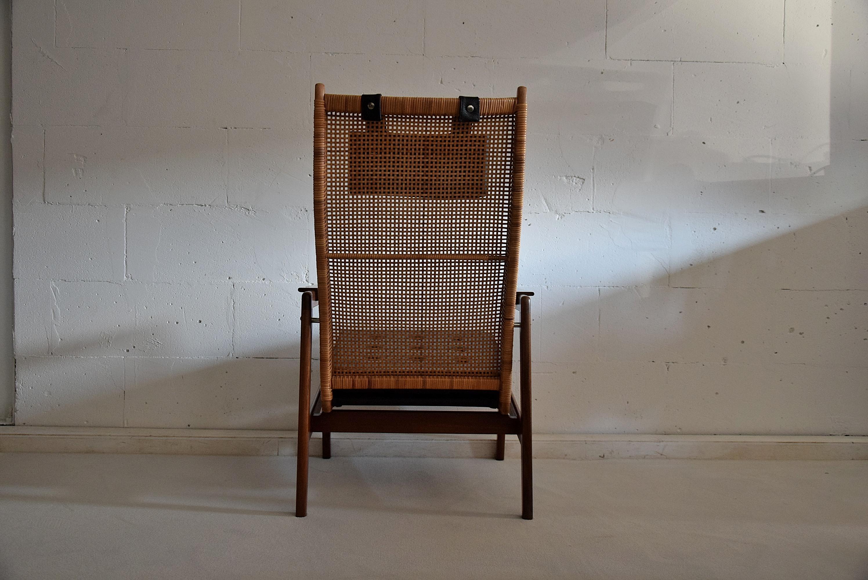 Mid century modern mahogany and wicker lounge Chair by P.Muntendam In Good Condition In Weesp, NL