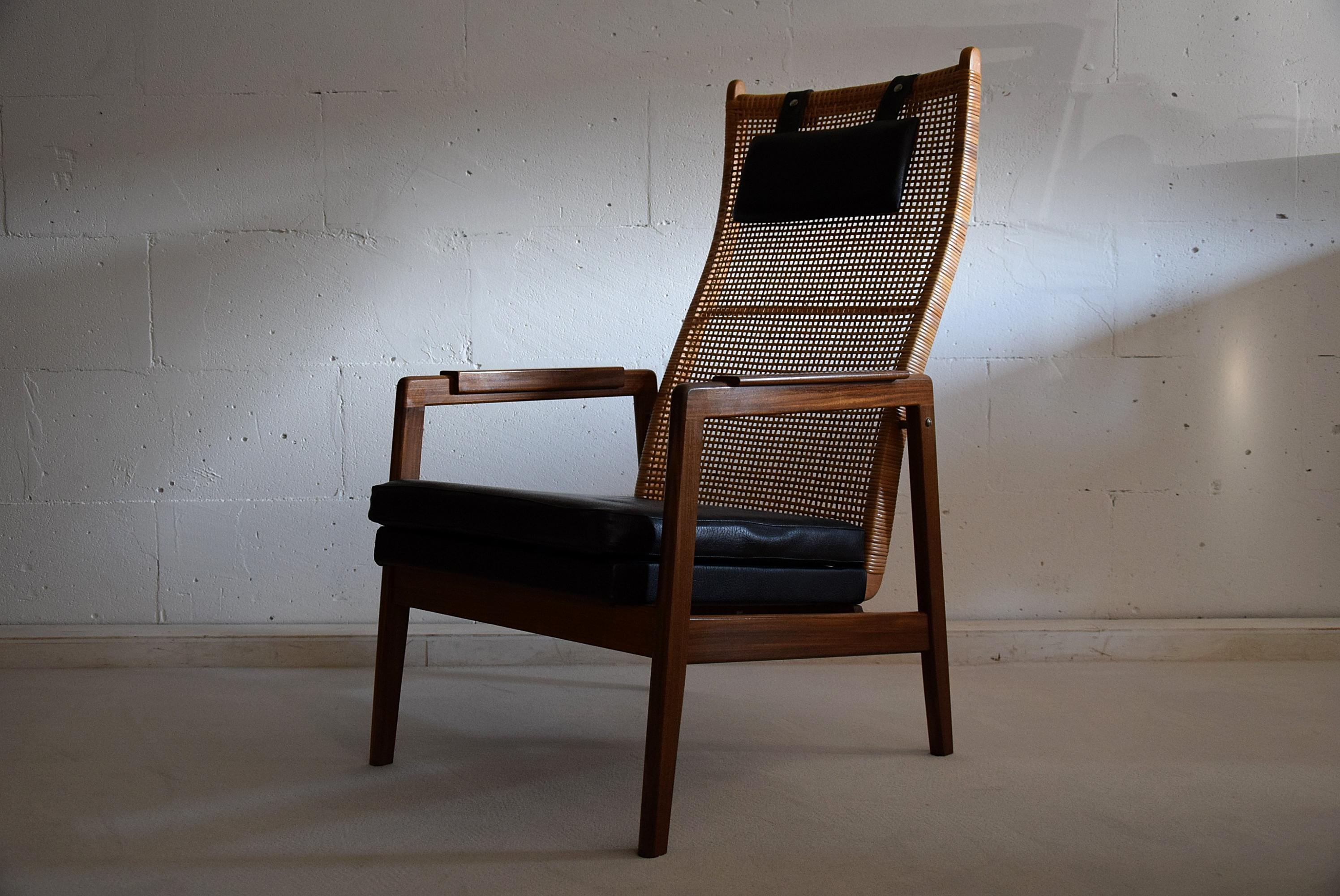 Wicker Mid century modern mahogany and wicker lounge Chair by P.Muntendam