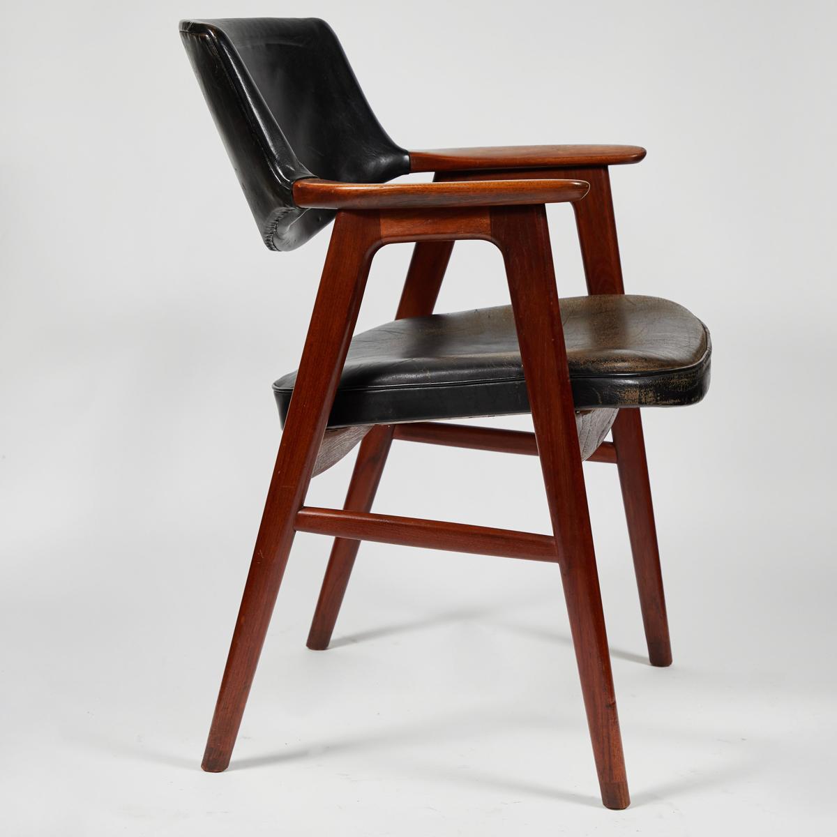 Mid-Century Modern Fauteuil ou fauteuil de bureau en acajou de style mi-siècle moderne tapissé de cuir noir en vente