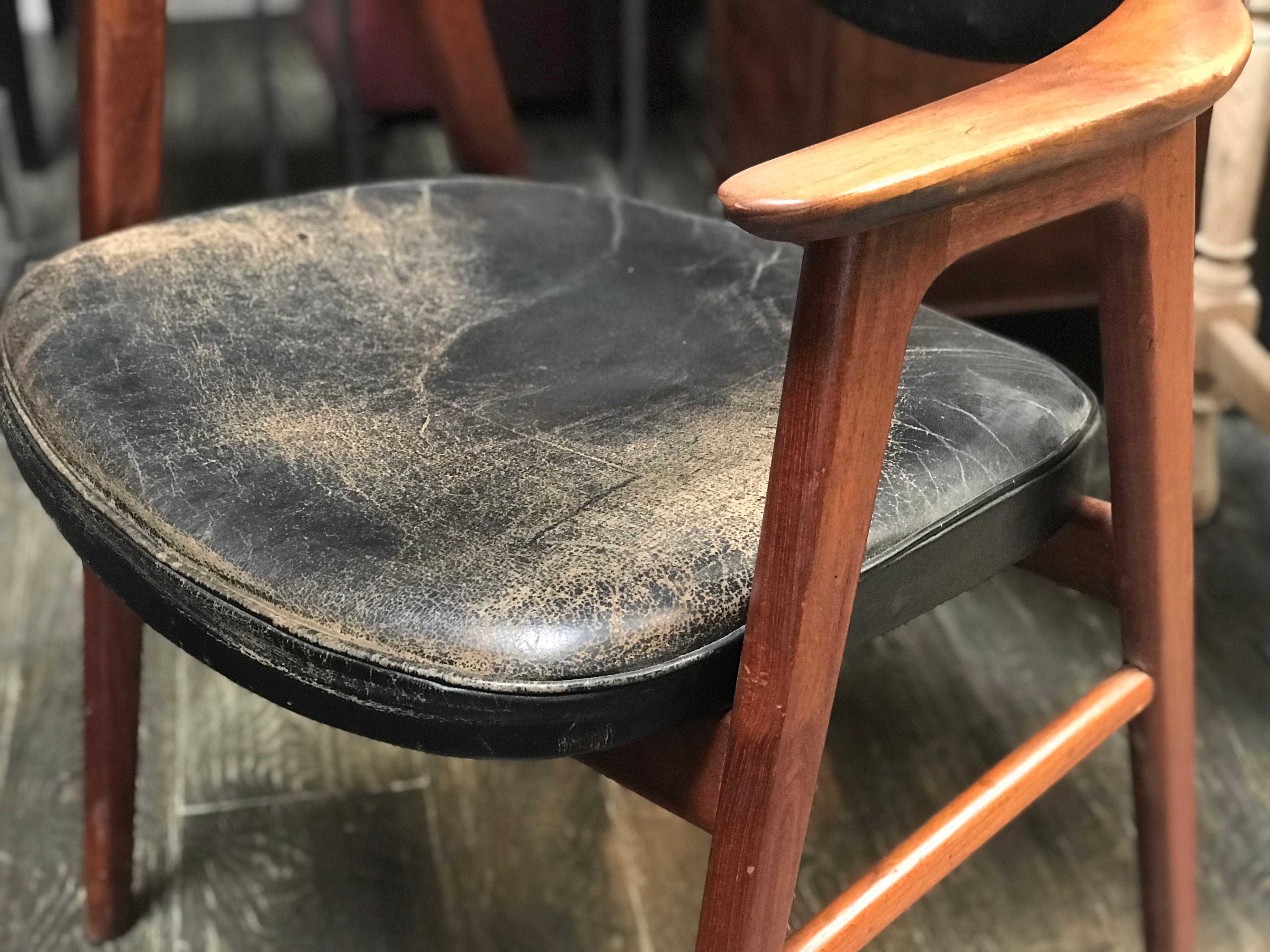 Mid-Century Modern Mahogany Arm or Desk Chair Upholstered in Black Leather   In Good Condition In Los Angeles, CA