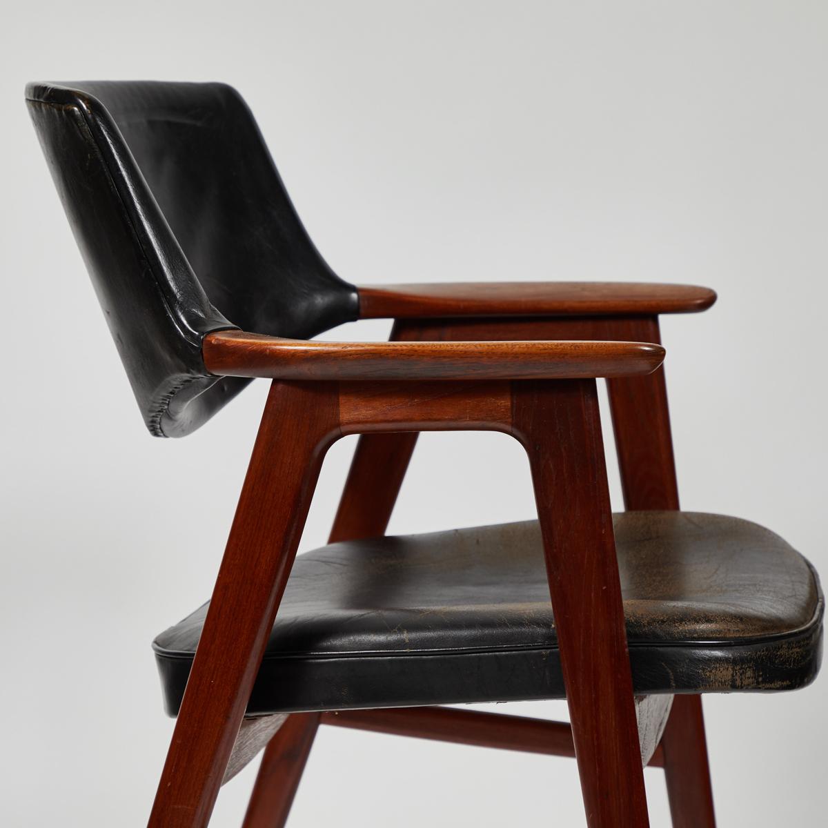 Français Fauteuil ou fauteuil de bureau en acajou de style mi-siècle moderne tapissé de cuir noir en vente