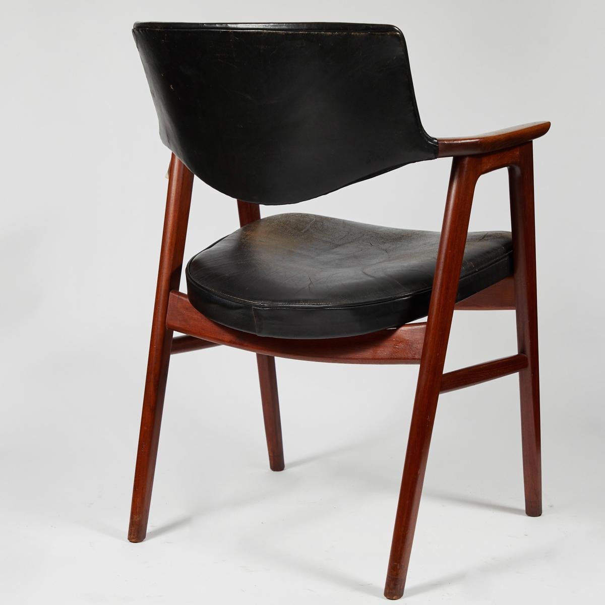 Fauteuil ou fauteuil de bureau en acajou de style mi-siècle moderne tapissé de cuir noir Bon état - En vente à Los Angeles, CA
