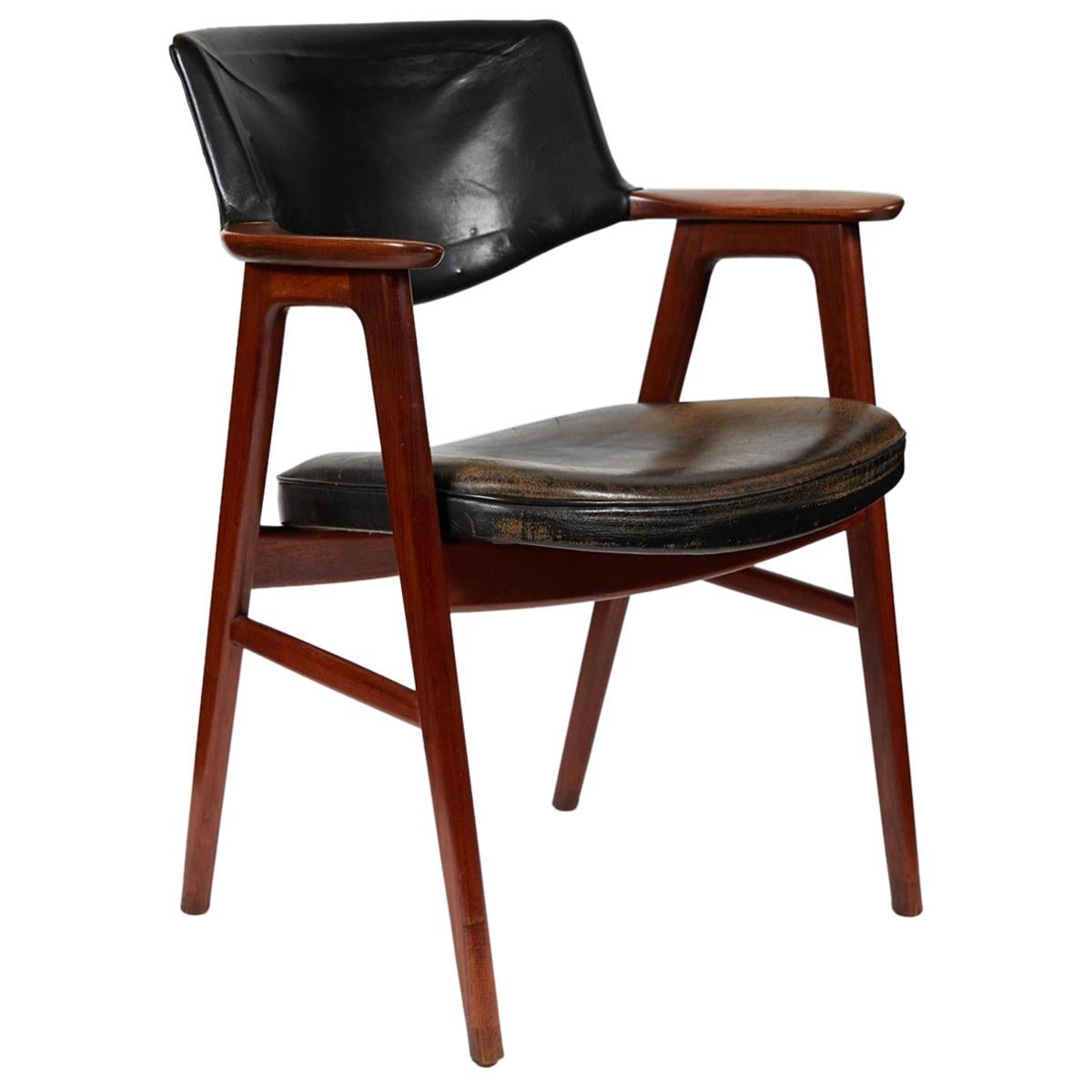 Fauteuil ou fauteuil de bureau en acajou de style mi-siècle moderne tapissé de cuir noir