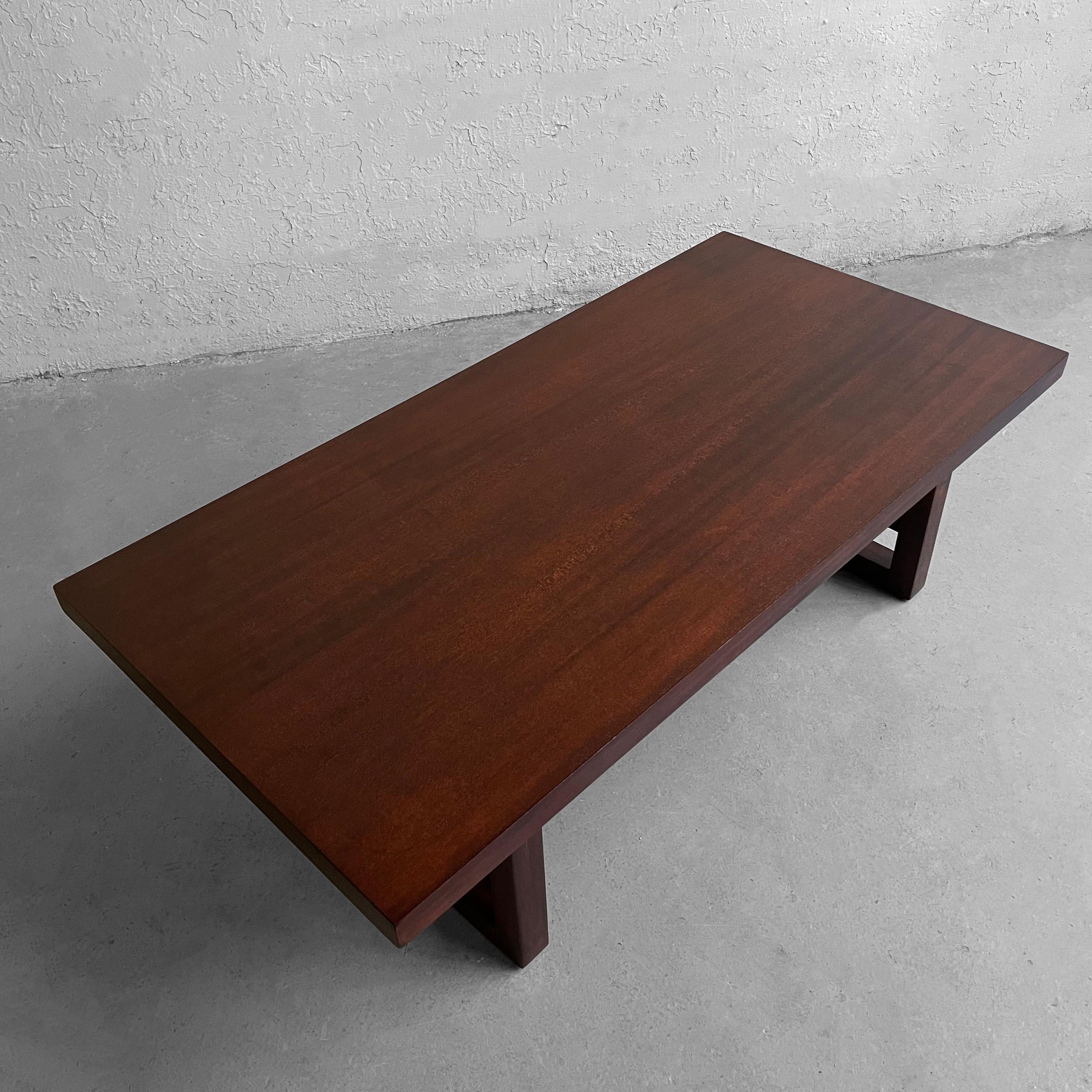 Table basse en acajou de style mi-siècle moderne d'après Paul Frankl en vente 2
