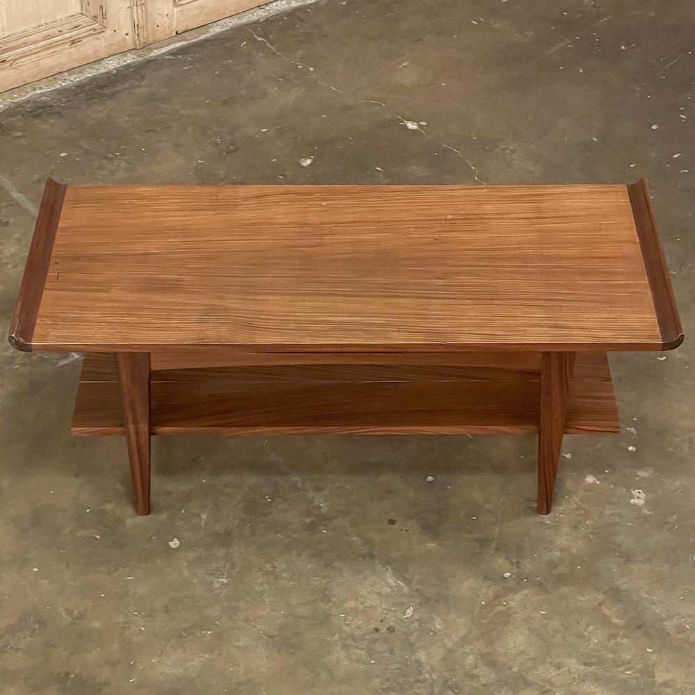 Fait main Table basse moderne du milieu du siècle en acajou en vente