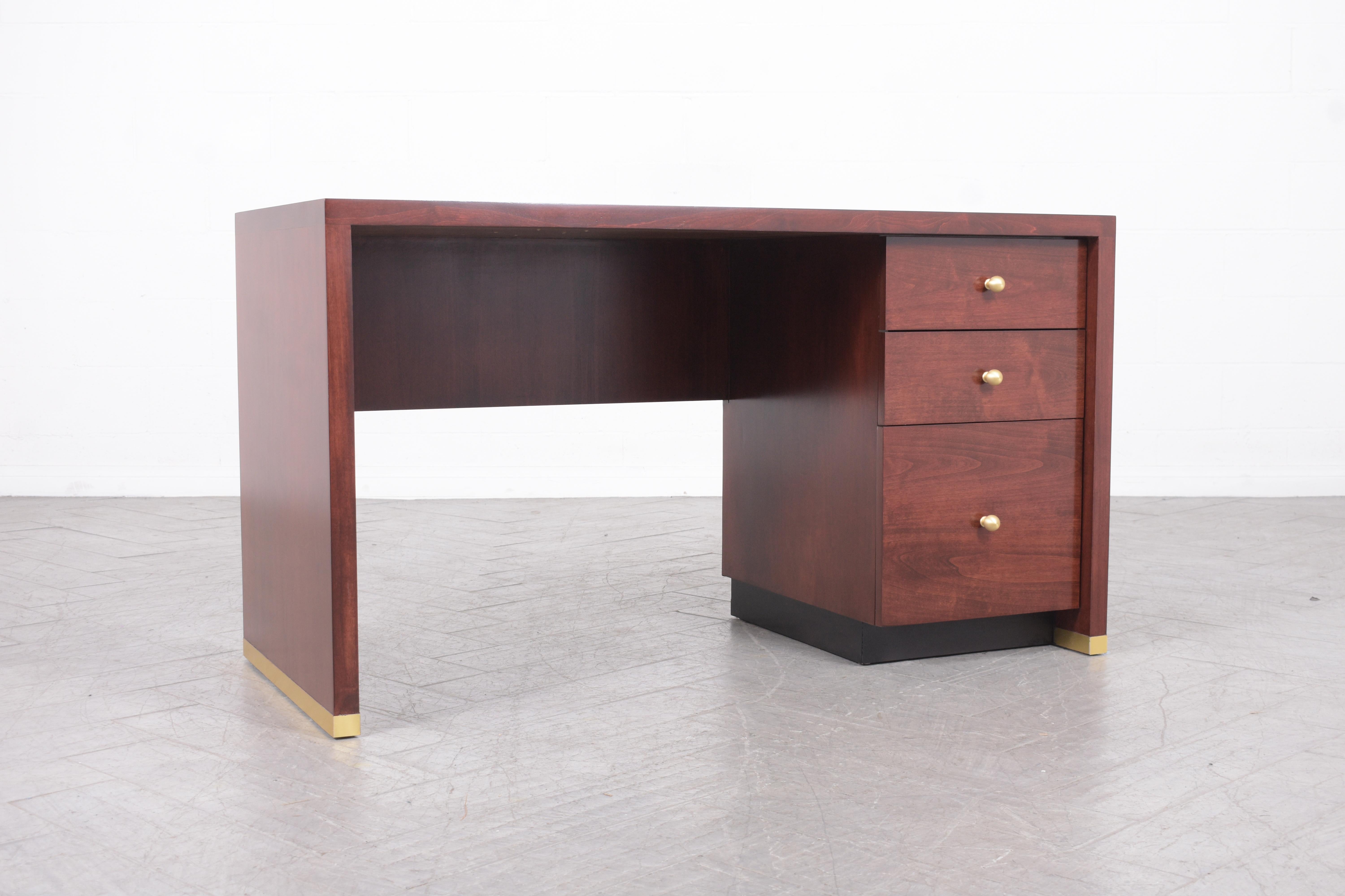 1970 Vintage Mid-Century Modern Mahogany Desk : Elegance et qualité Timeless en vente 5