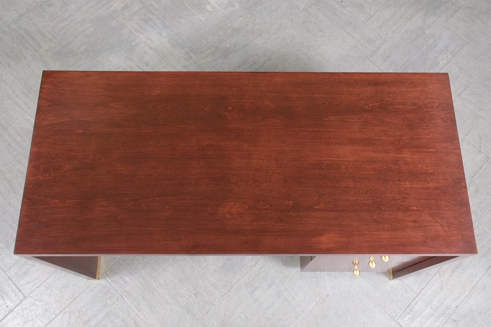 Américain 1970 Vintage Mid-Century Modern Mahogany Desk : Elegance et qualité Timeless en vente