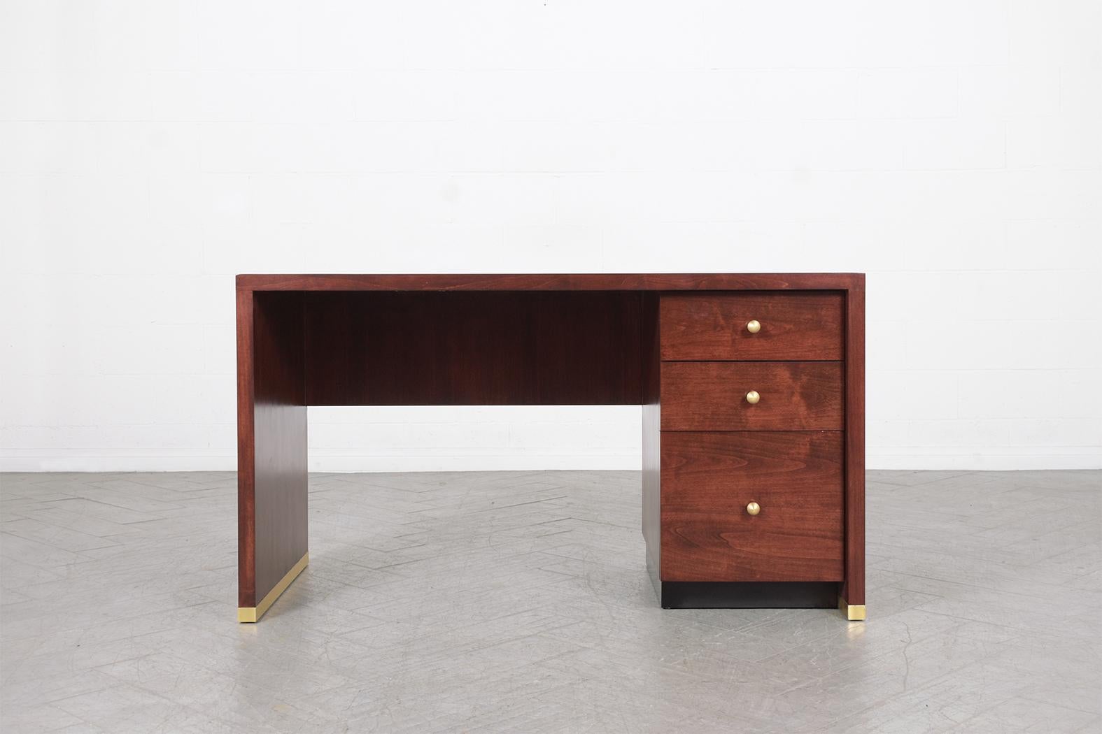 Fait main 1970 Vintage Mid-Century Modern Mahogany Desk : Elegance et qualité Timeless en vente