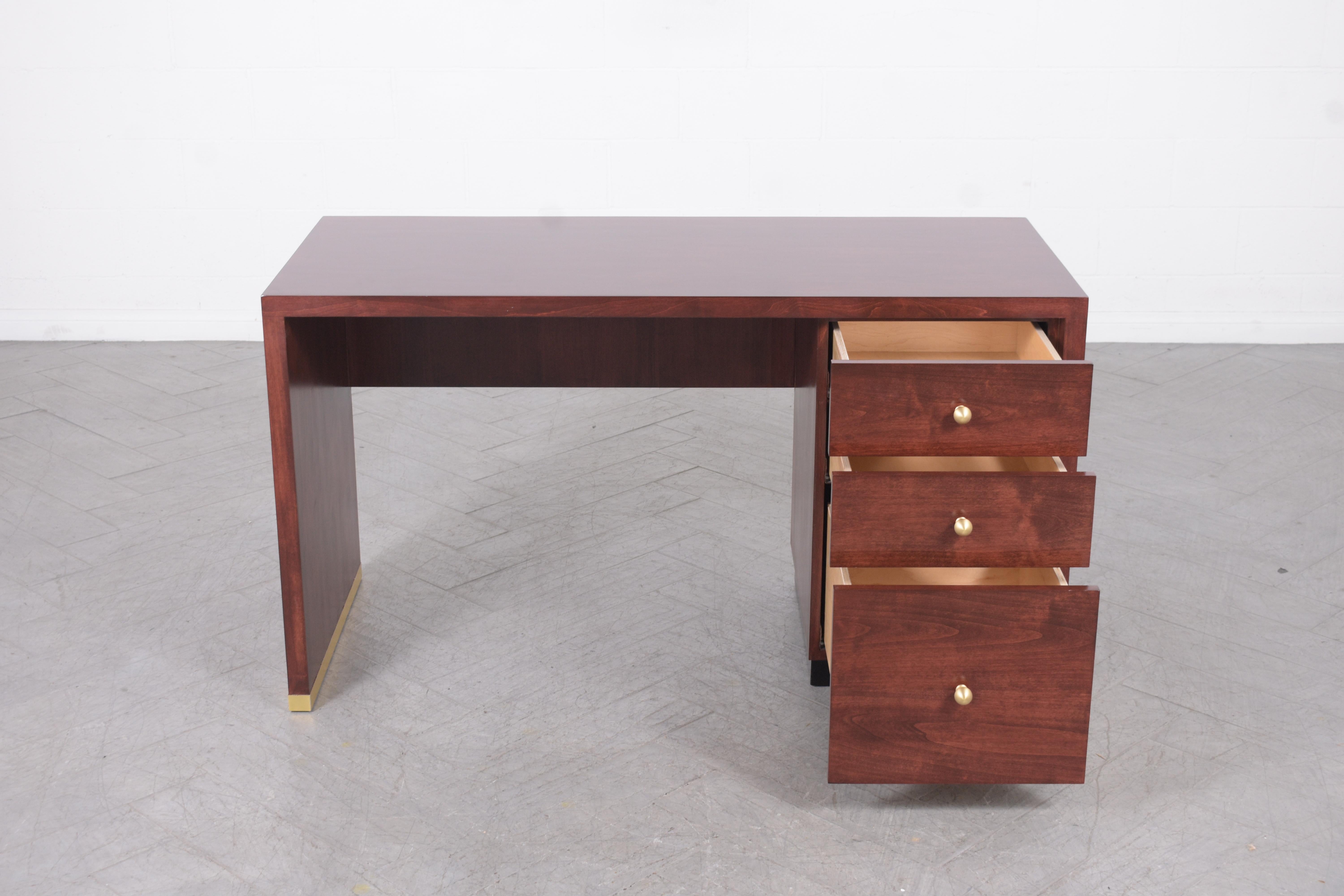 Laiton 1970 Vintage Mid-Century Modern Mahogany Desk : Elegance et qualité Timeless en vente