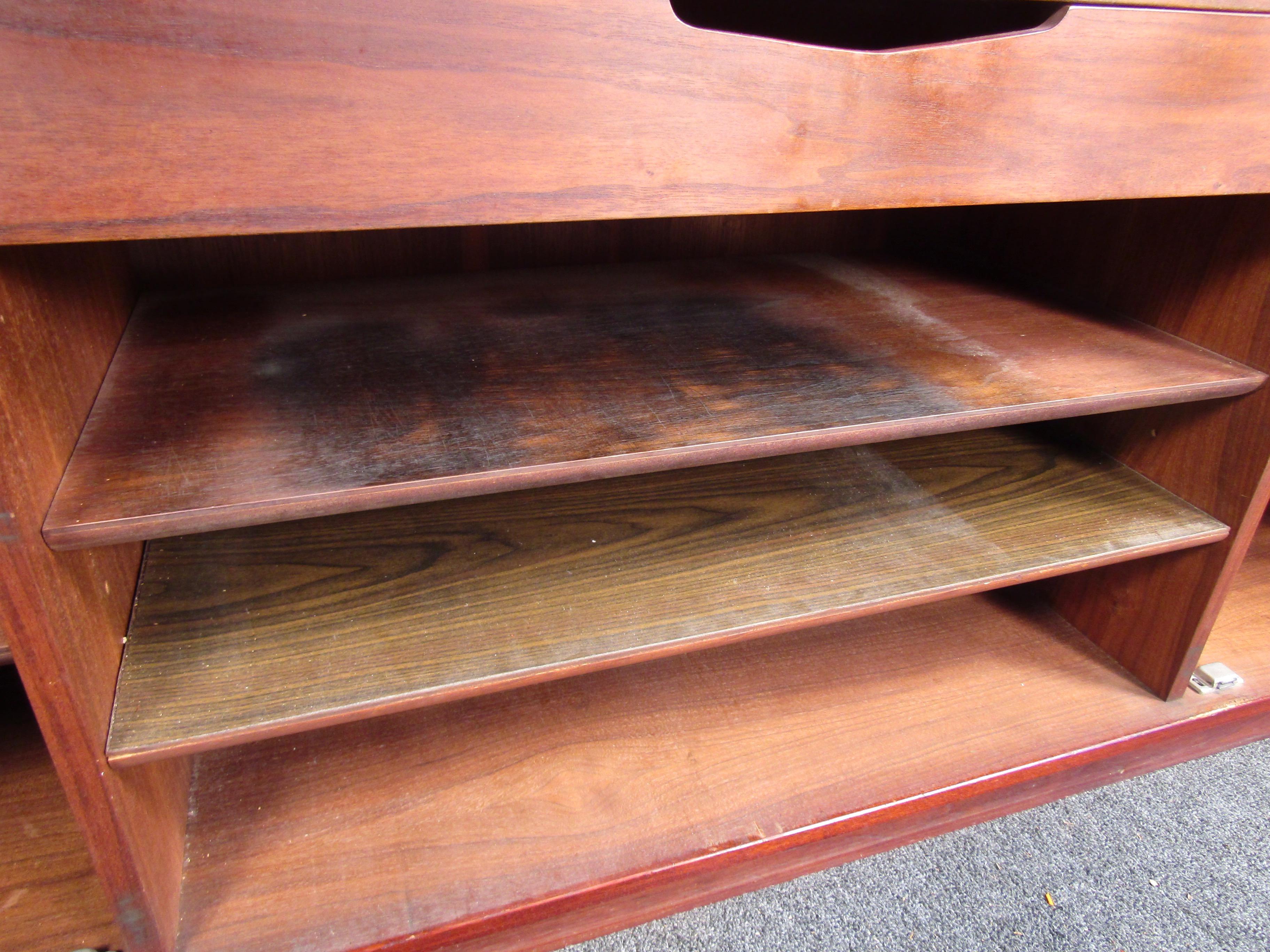 Mid-Century Modern Mahogany Dresser For Sale 6