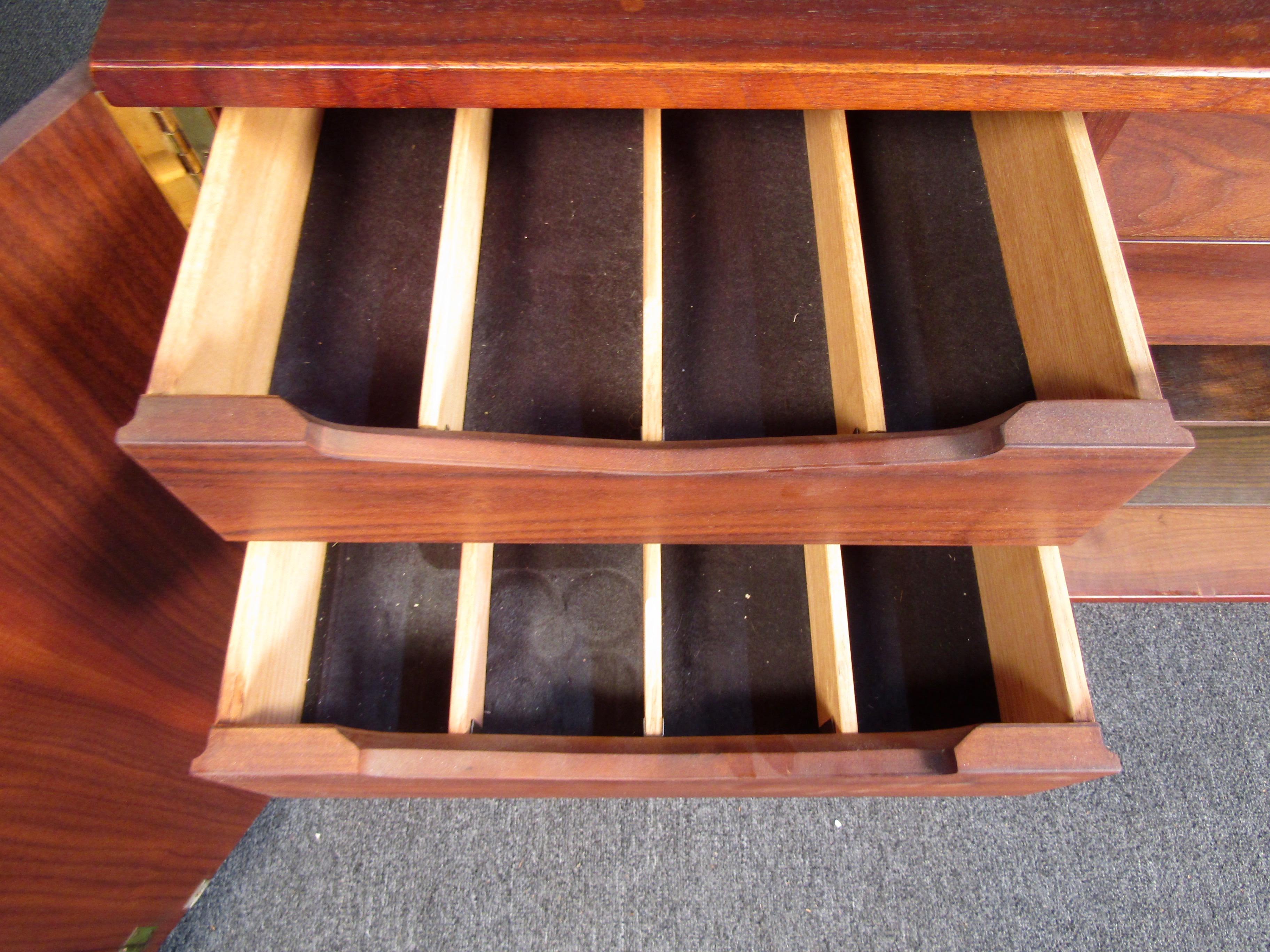 Mid-Century Modern Mahogany Dresser For Sale 7