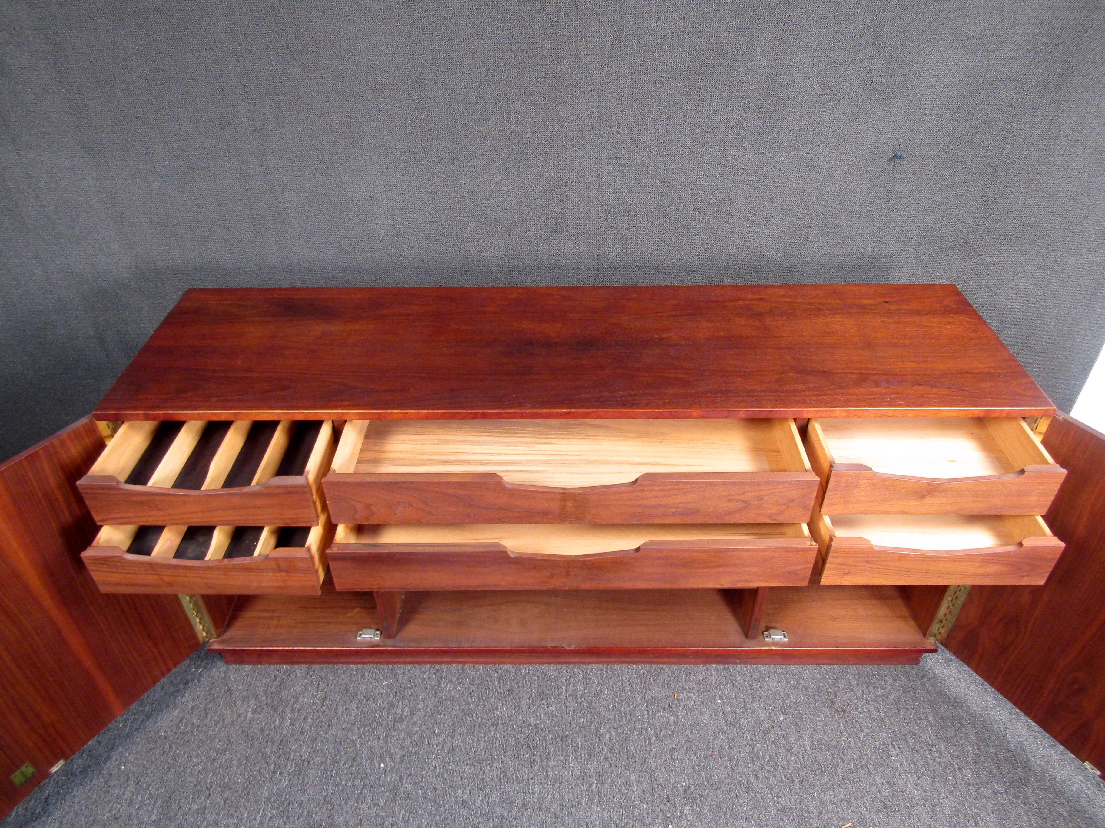 Mid-Century Modern Mahogany Dresser For Sale 8