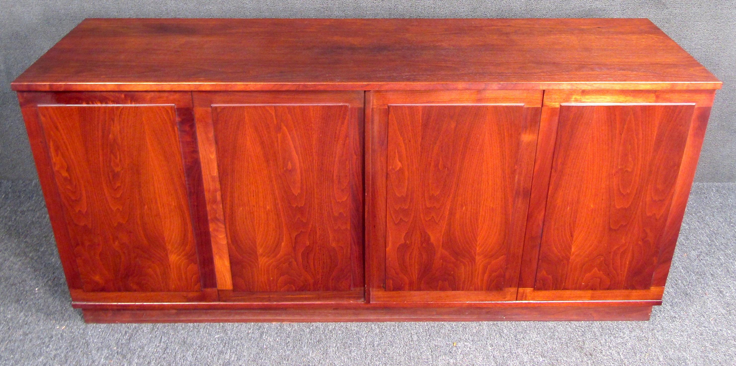 Mid-Century Modern Mahogany Dresser In Good Condition For Sale In Brooklyn, NY
