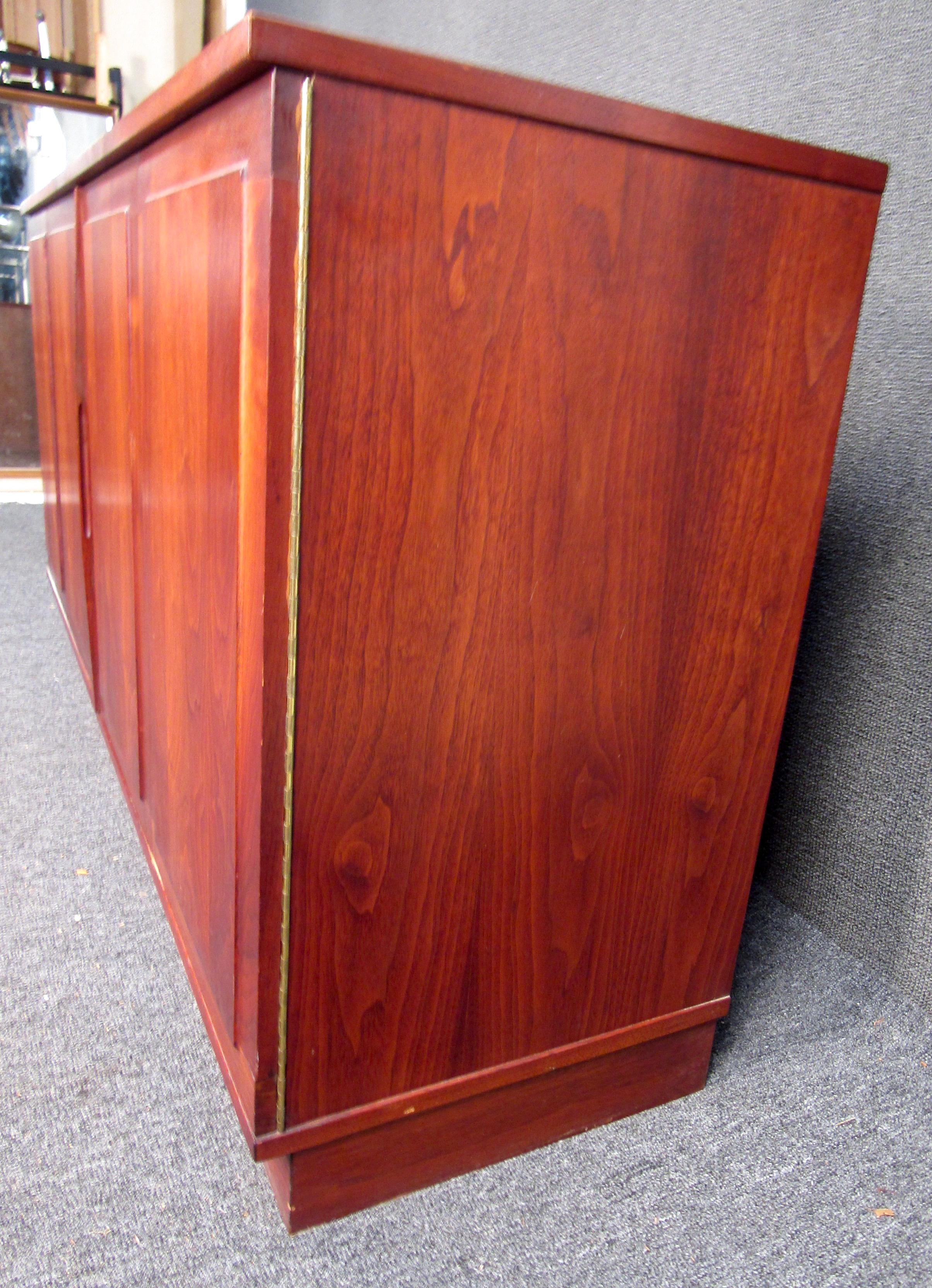 Late 20th Century Mid-Century Modern Mahogany Dresser For Sale