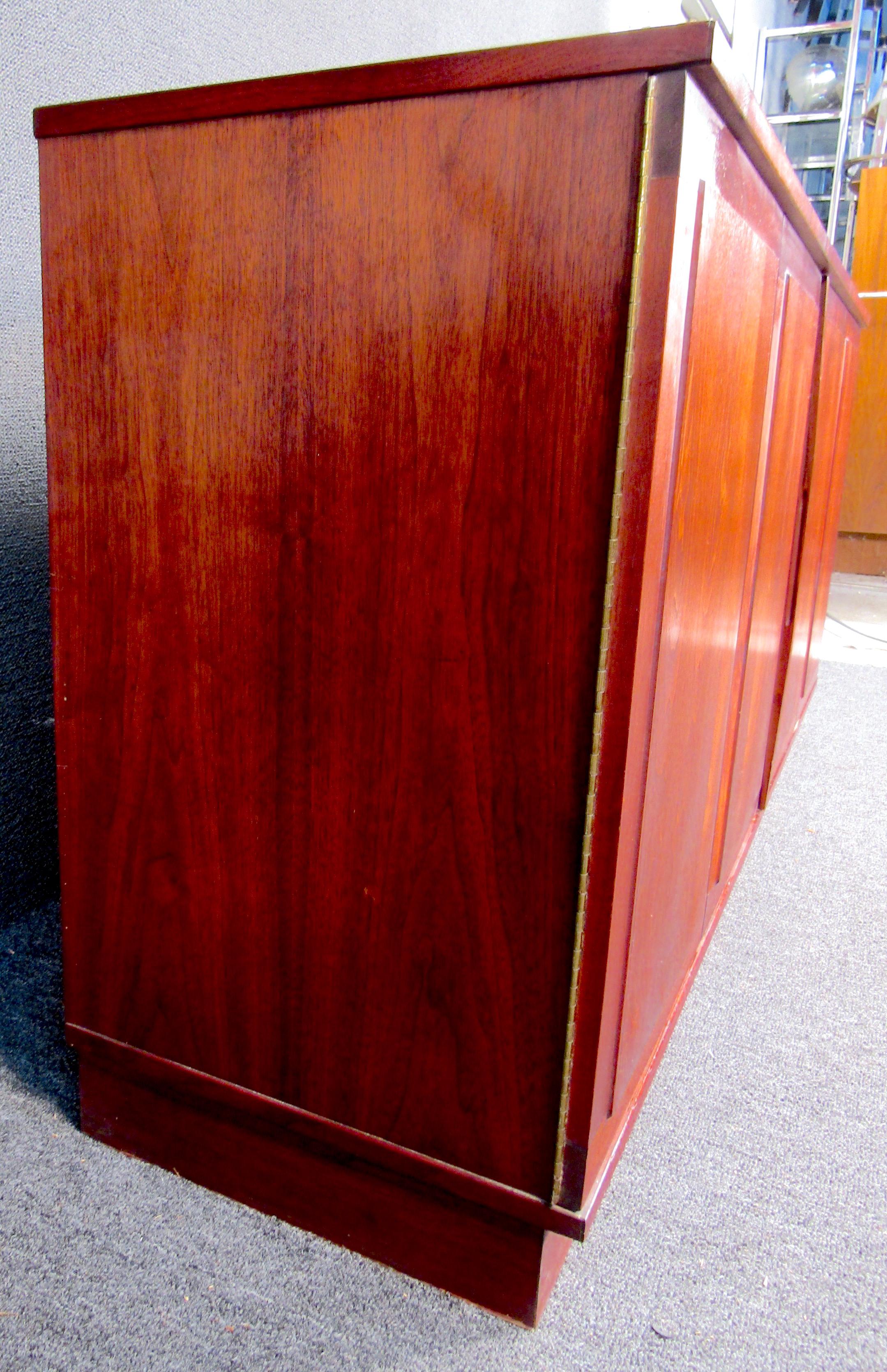 Mid-Century Modern Mahogany Dresser For Sale 1