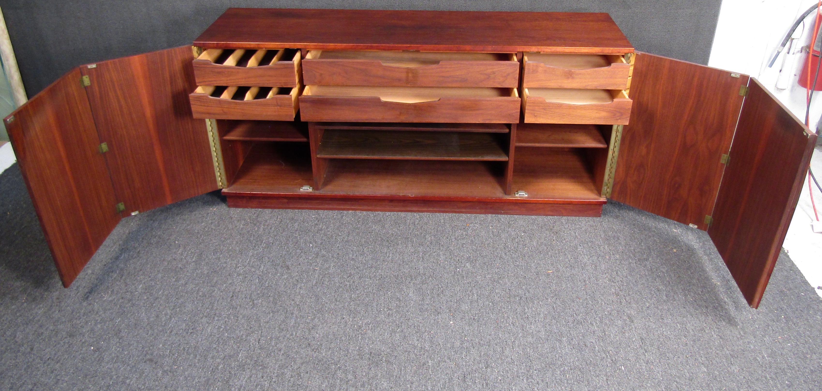 Mid-Century Modern Mahogany Dresser For Sale 2