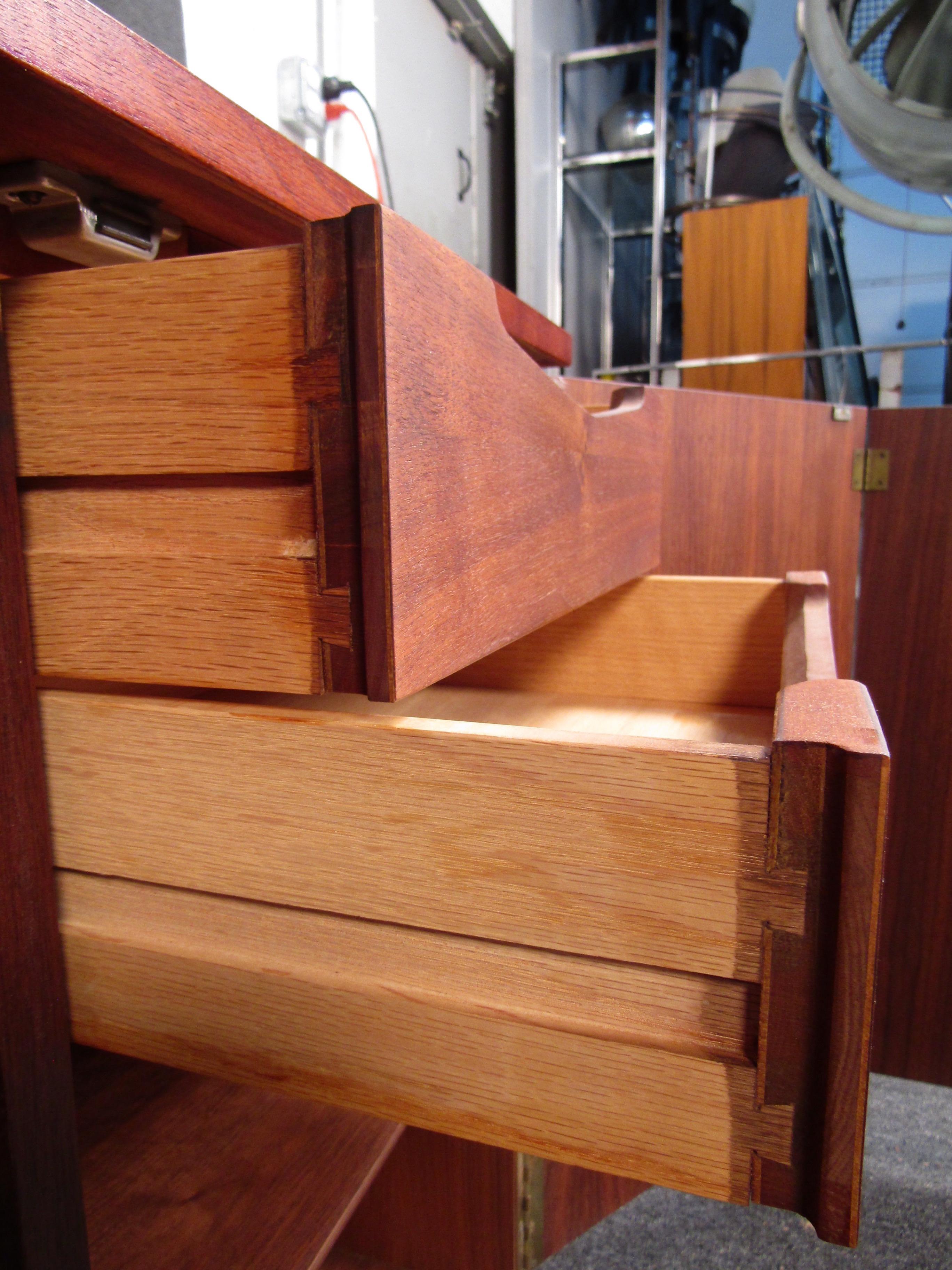 Mid-Century Modern Mahogany Dresser For Sale 3