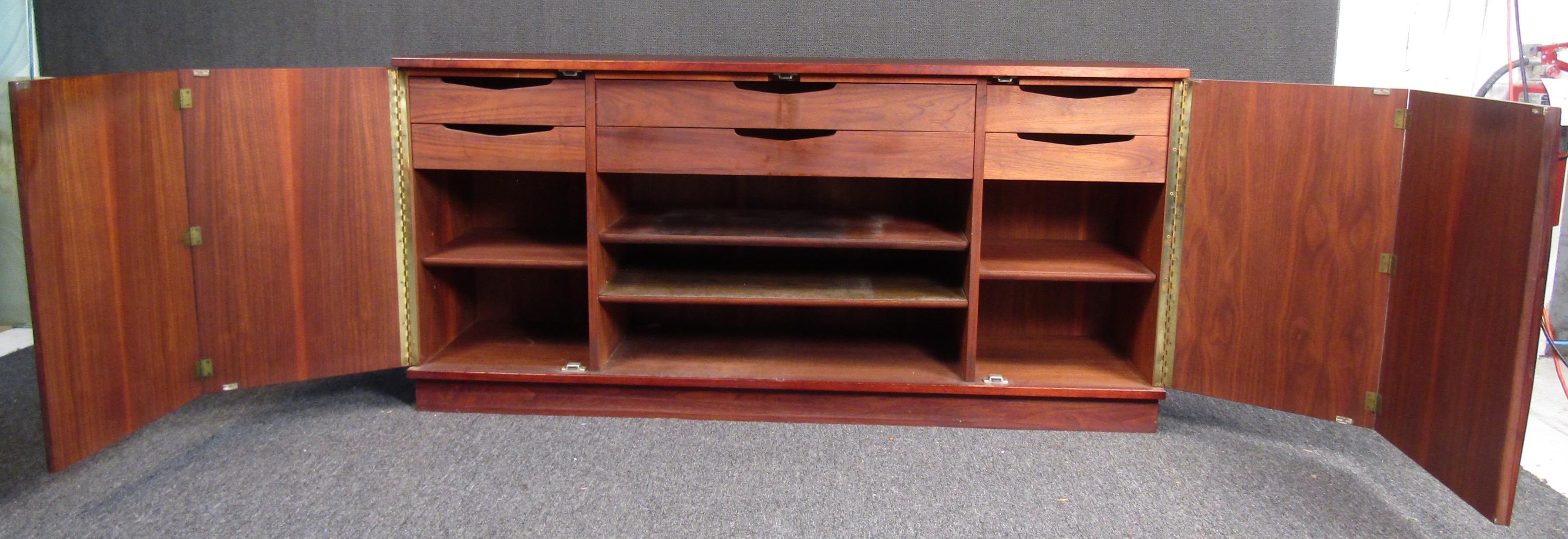 Mid-Century Modern Mahogany Dresser For Sale 4