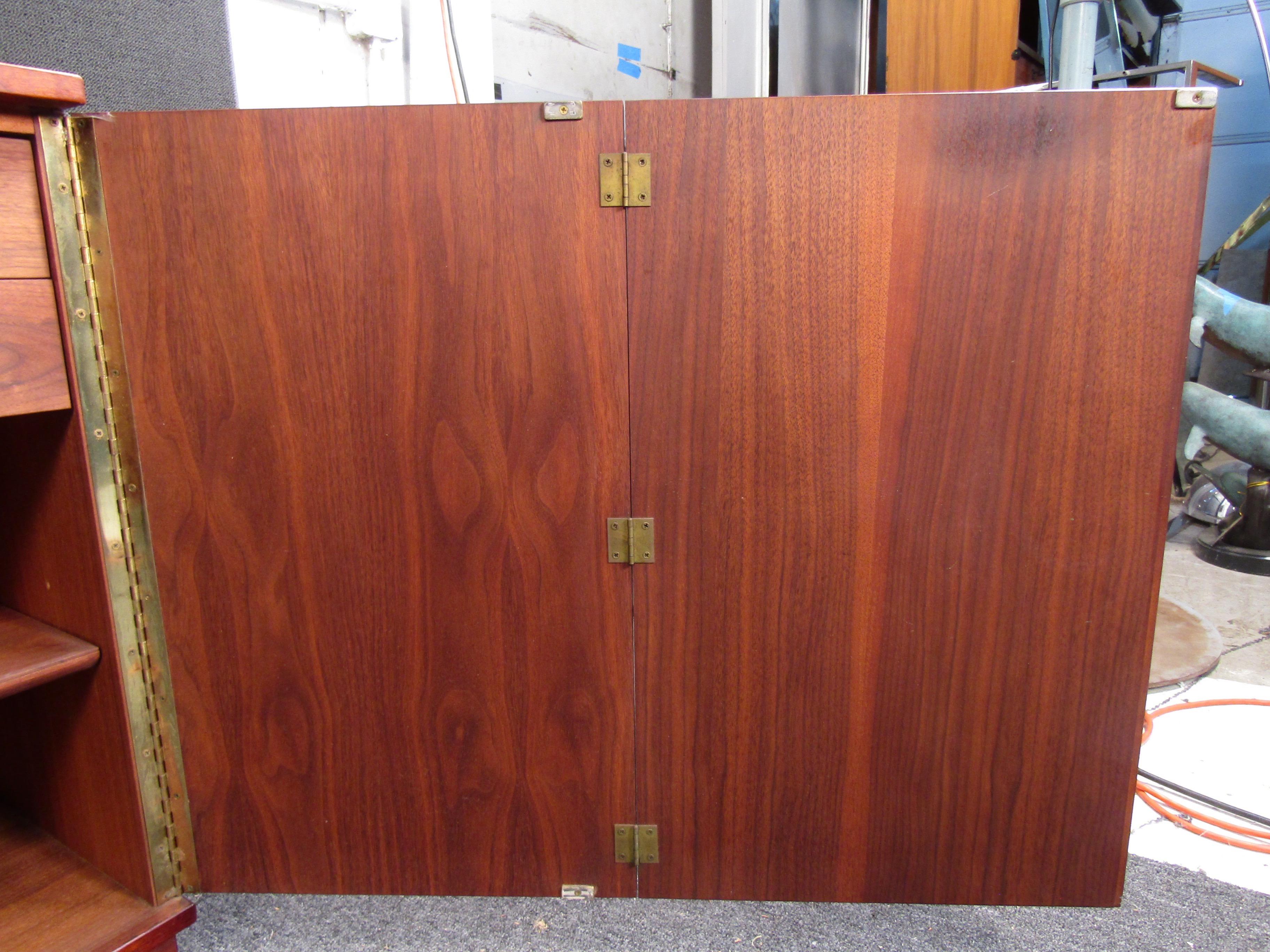 Mid-Century Modern Mahogany Dresser For Sale 5