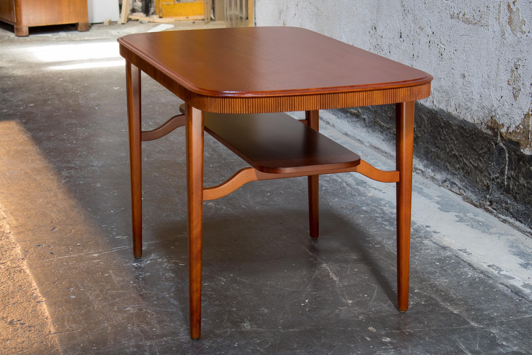Mid-Century Modern Mahogany End or Coffee Table with Shelf, Sweden, c. 1950 In Good Condition For Sale In Atlanta, GA