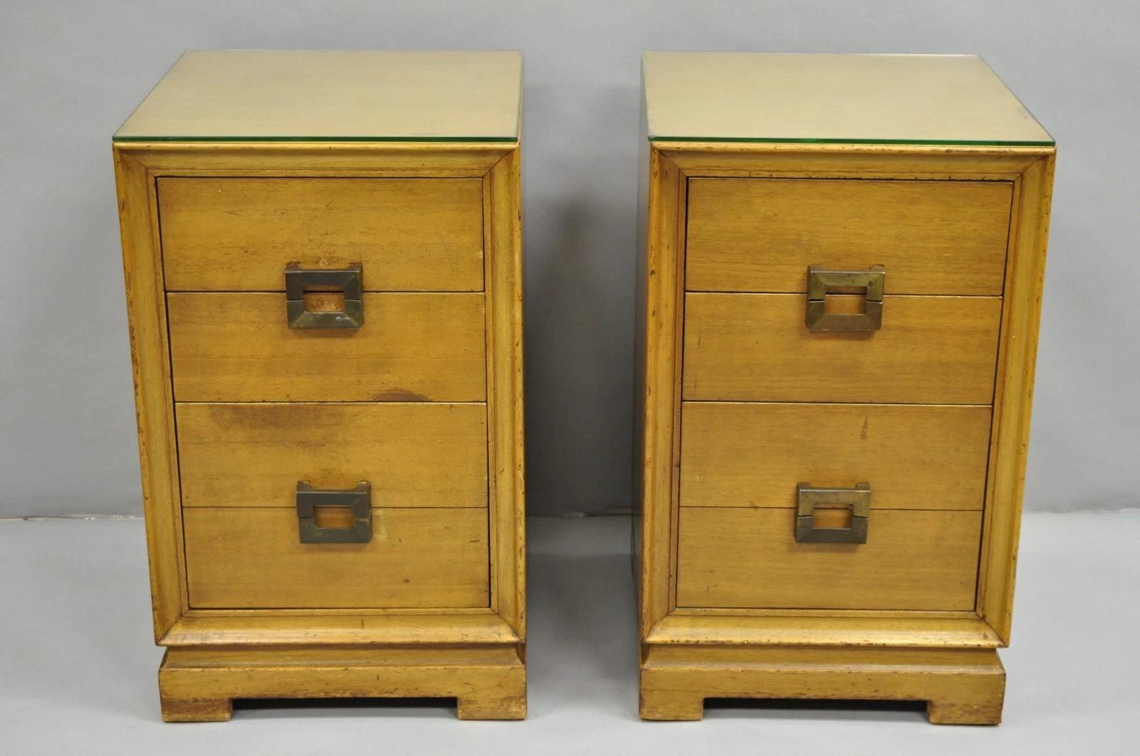 Vintage Mid Century Modern Mahogany James Mont Style Blonde Nightstands by Red Lion a Pair. L'article comprend 3 tiroirs à queue d'aronde, des plateaux en verre, une quincaillerie en laiton et des lignes épurées et modernistes. Circa Mid 20th