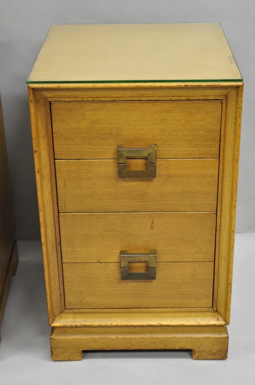 Autre Paire de tables de nuit de style James Mont en acajou mi-siècle moderne par Red Lion en vente