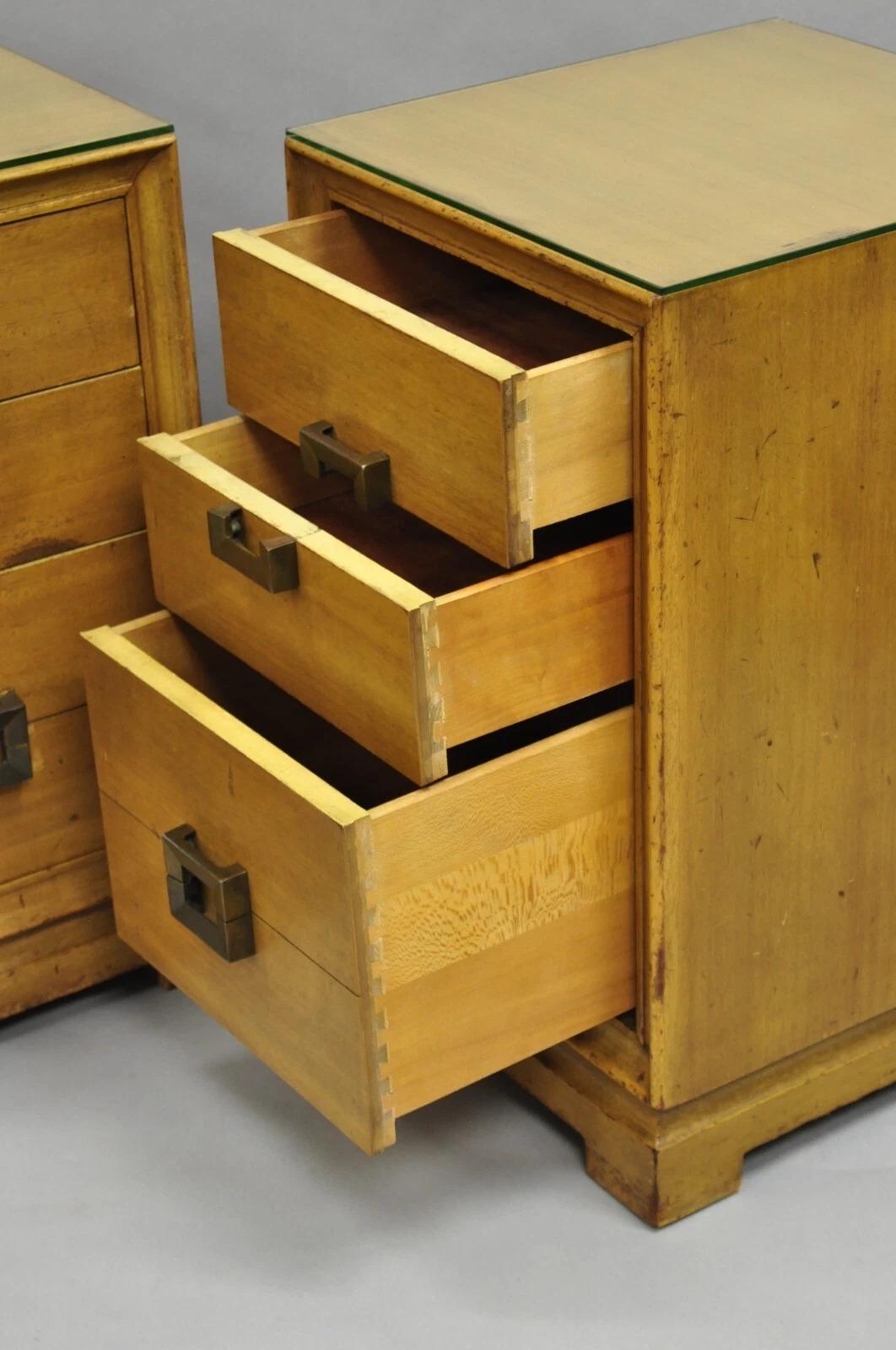 Acajou Paire de tables de nuit de style James Mont en acajou mi-siècle moderne par Red Lion en vente