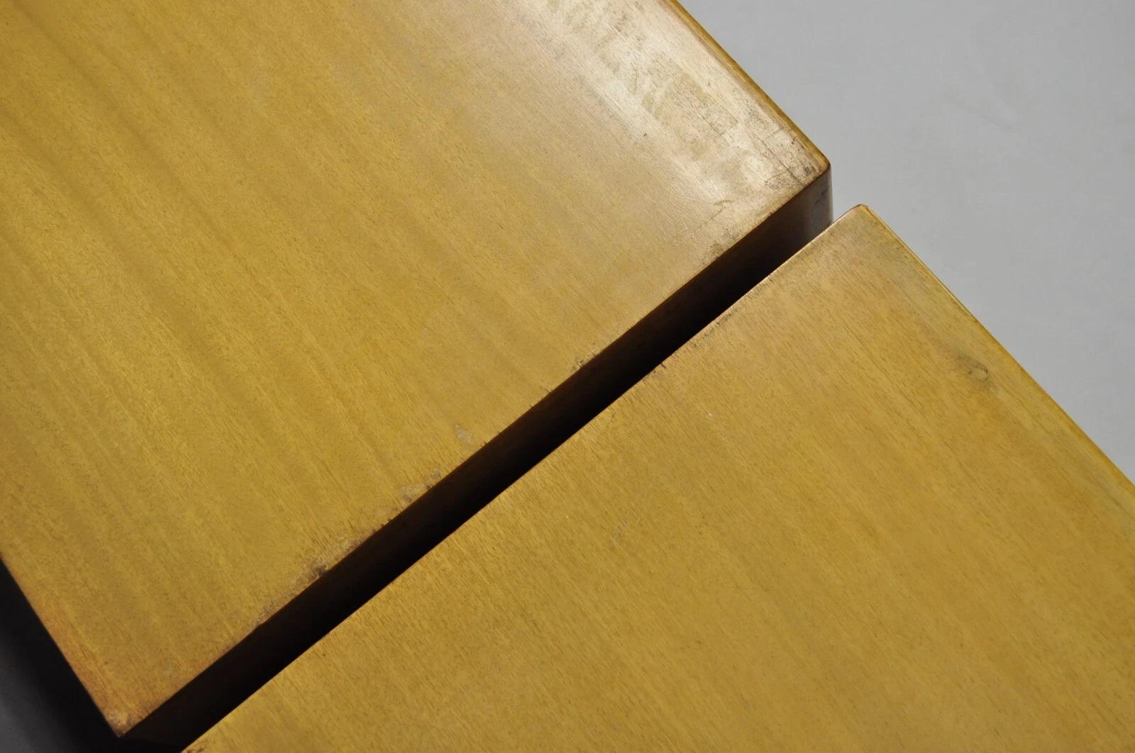 Paire de tables de nuit de style James Mont en acajou mi-siècle moderne par Red Lion en vente 1