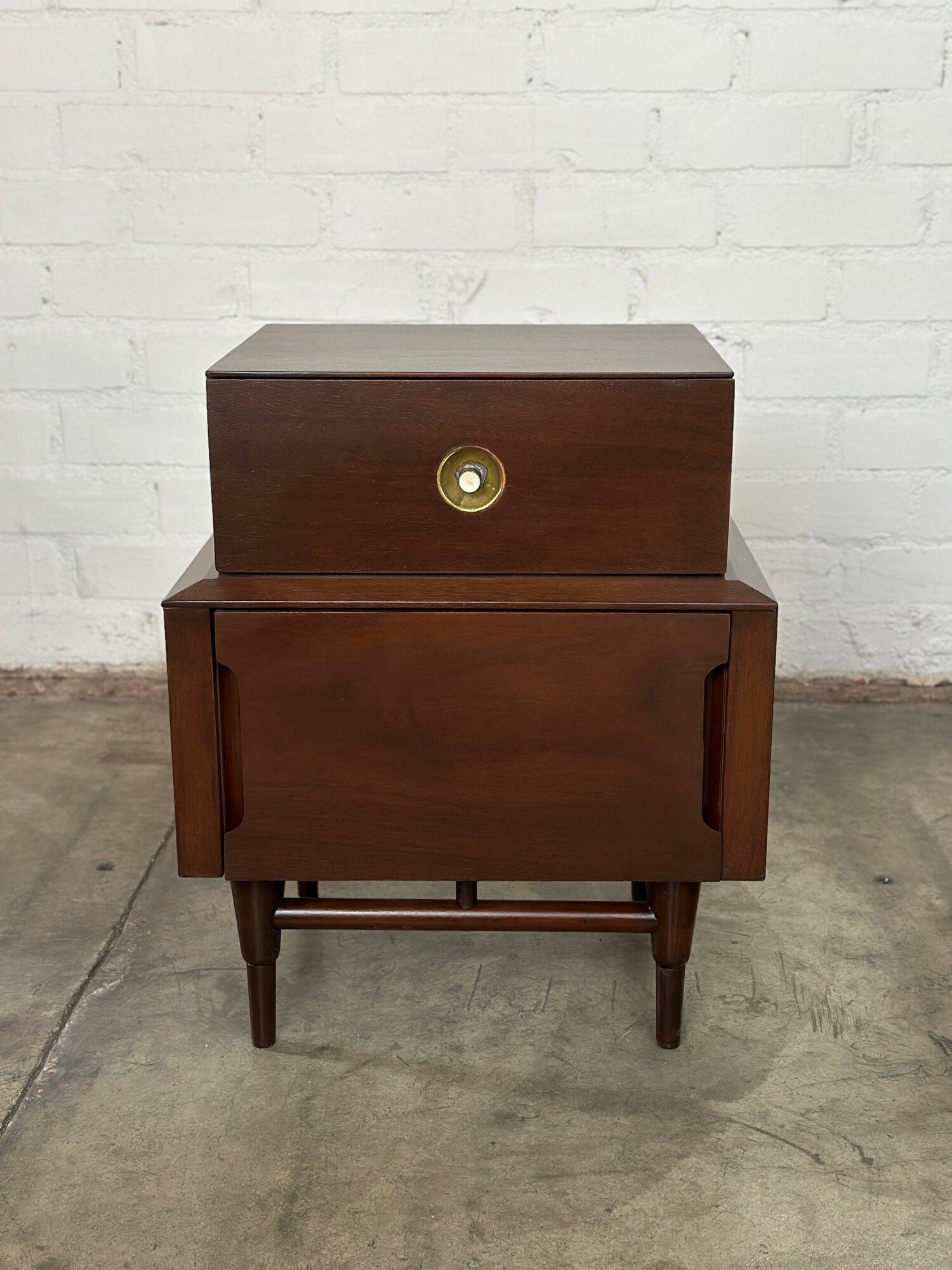 Mid Century Modern Mahogany Nightstands In Good Condition For Sale In Los Angeles, CA