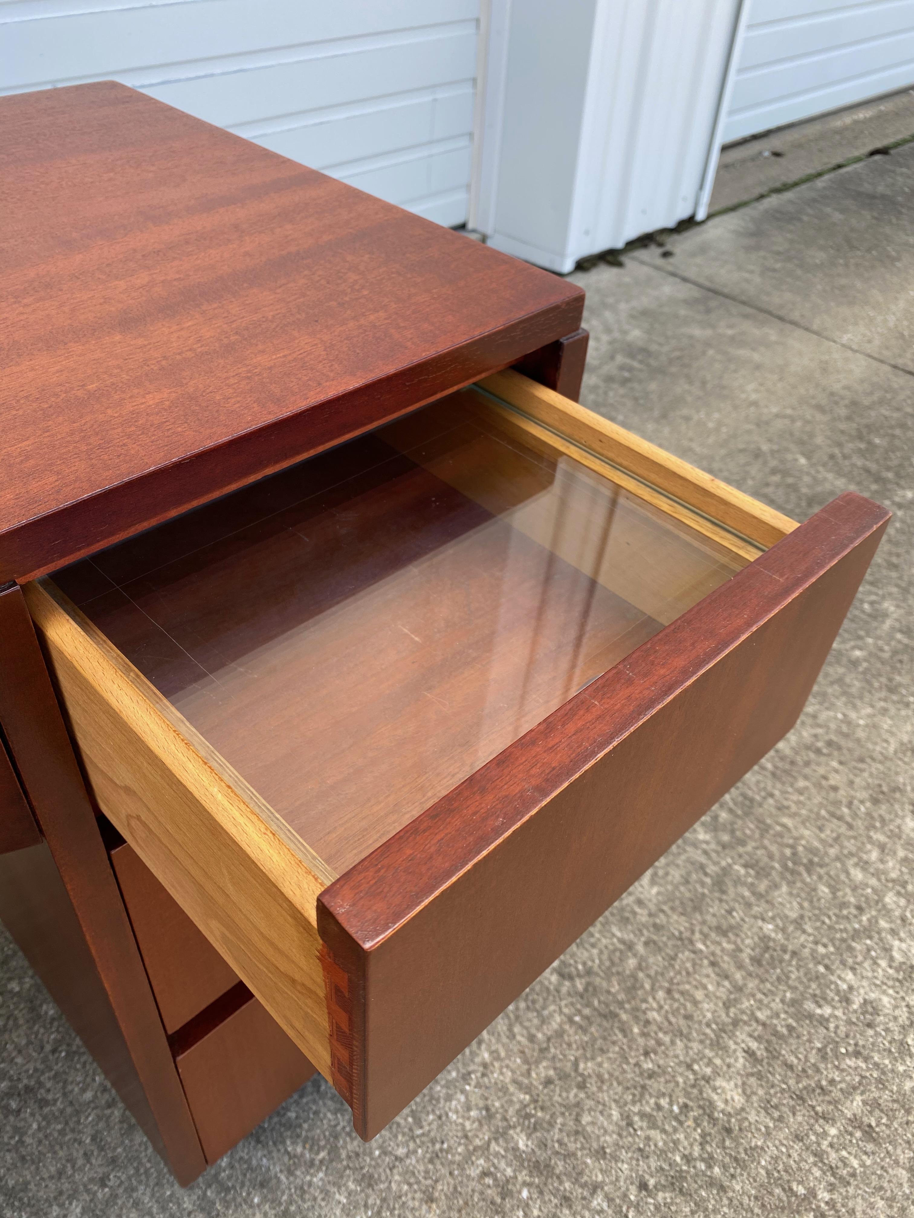 Mid-Century Modern Mahogany Vanity Desk with Stool by RWAY Furniture Co In Good Condition In Medina, OH
