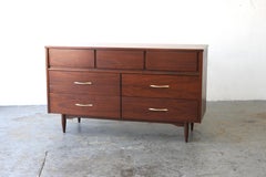 Mid Century Modern Mainline by Hooker Furniture Walnuss Kommode