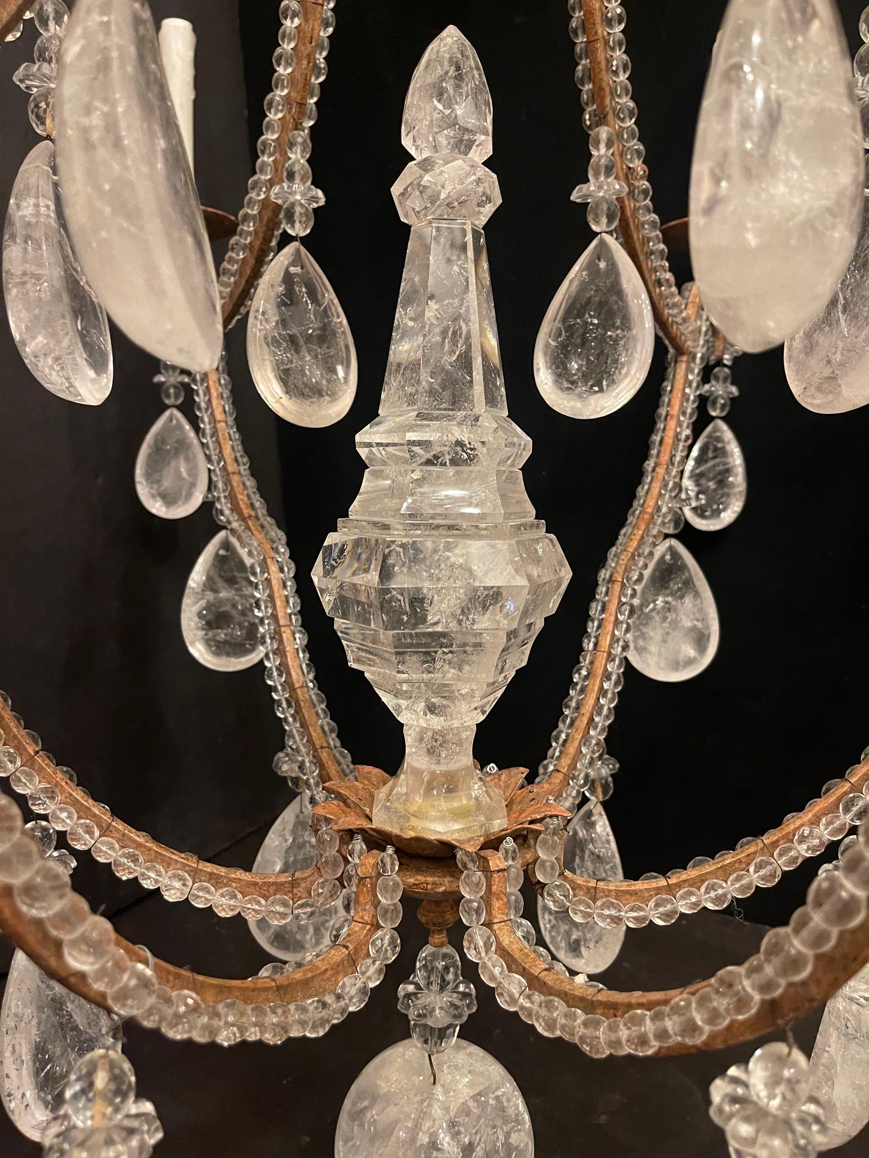 Mid-Century Modern Maison Baguès Großer vergoldeter Perlen-Bergkristall-Kronleuchter (Kristall) im Angebot