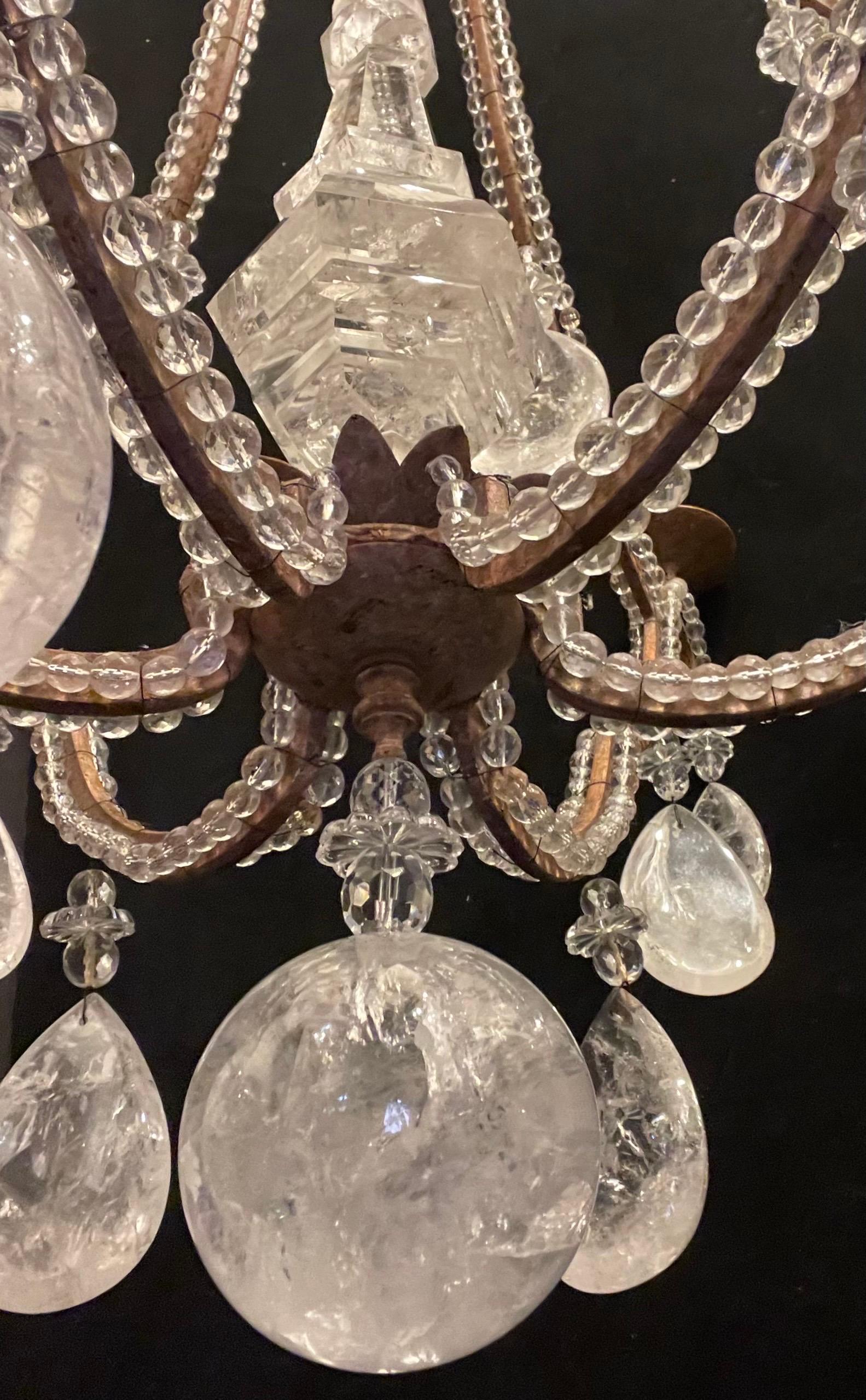 Mid-Century Modern Maison Baguès Großer vergoldeter Perlen-Bergkristall-Kronleuchter im Angebot 1