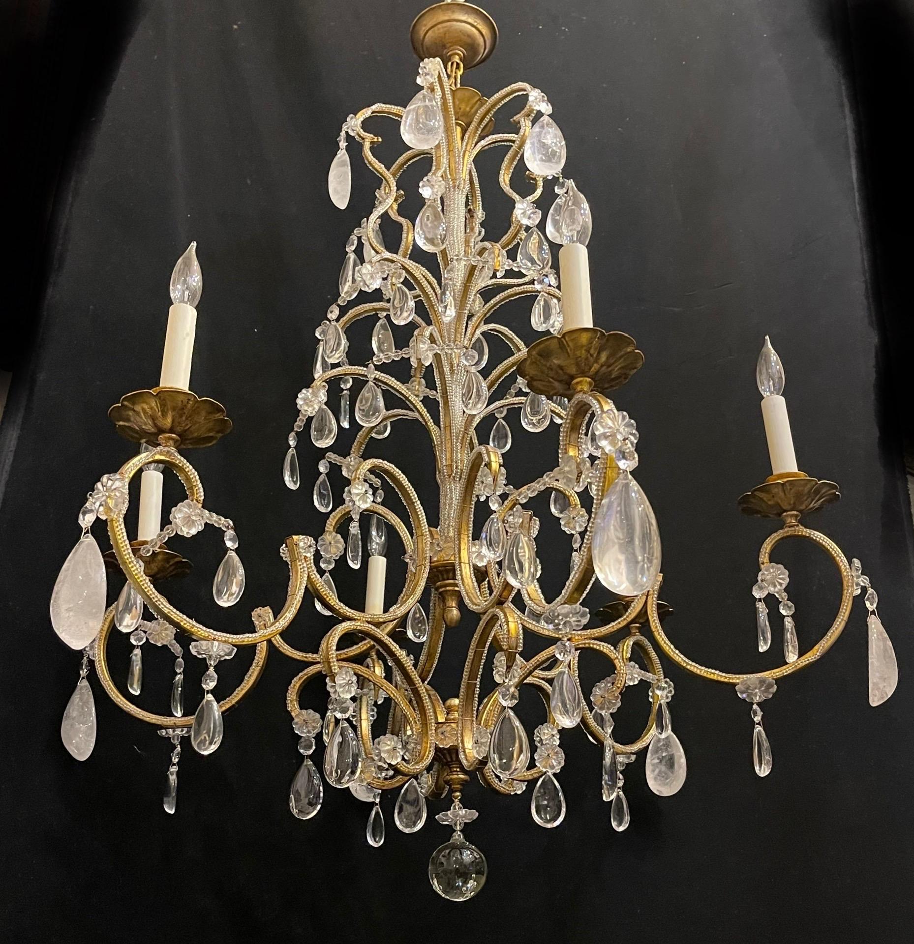 Merveilleuse grande cage à oiseaux de style Maison Baguès du milieu du siècle dernier, dorée et perlée, avec une alternance de cristaux et de cristaux de roche suspendus à des fleurs en verre d'art. Ce lustre est doté de 6 douilles candélabres qui