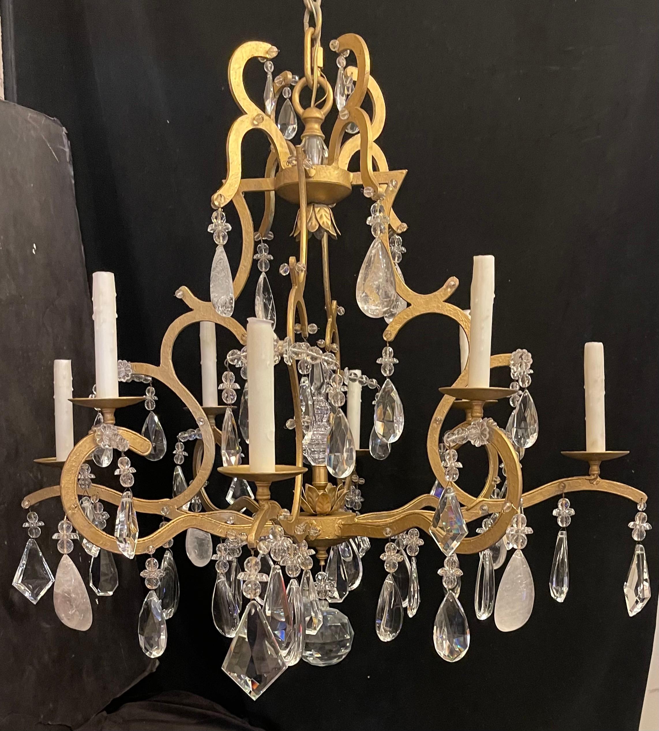Moderne Lustre en cristal de roche de la Maison Baguès du milieu du siècle dernier, doré et perlé en vente