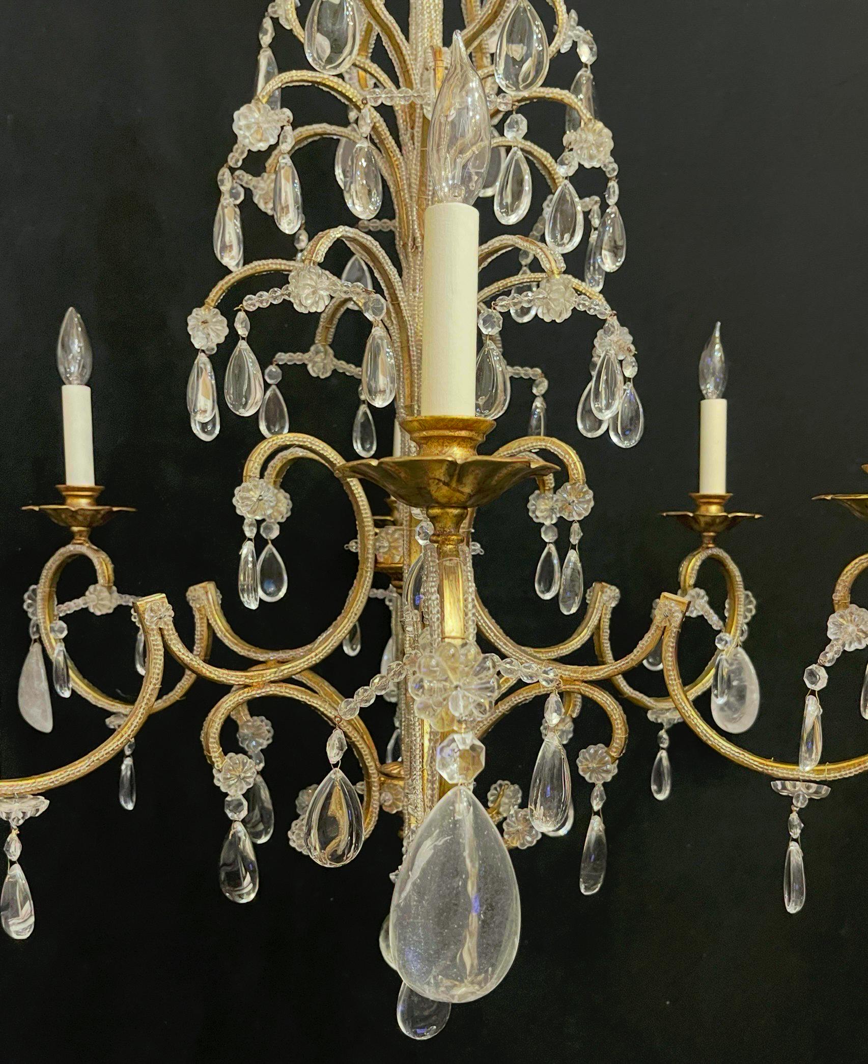 Mid-Century Modern Lustre en cristal de roche de la Maison Baguès du milieu du siècle dernier, doré et perlé en vente