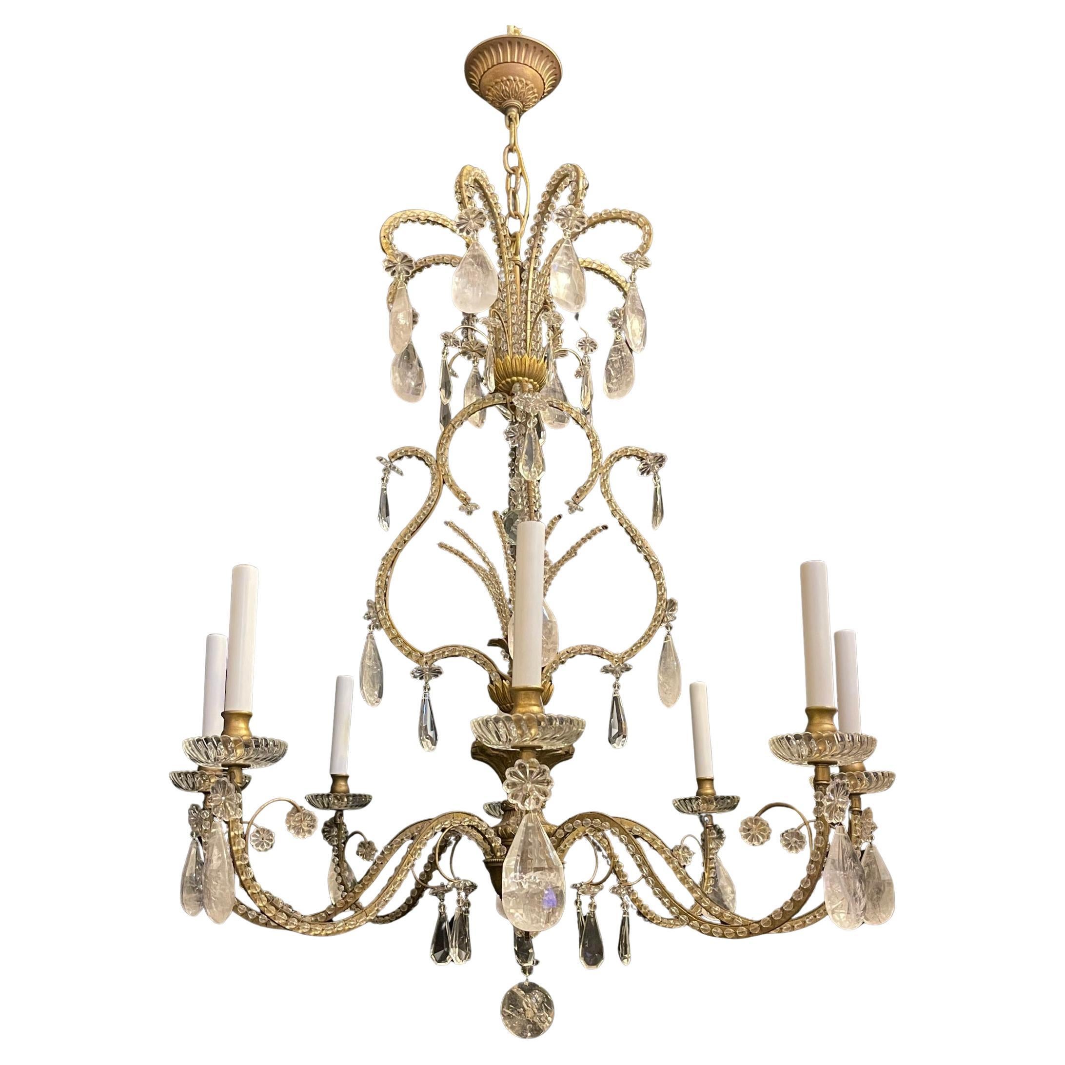 Mid-Century moderno Lampadario di medie dimensioni in cristallo di rocca con perline dorate di Maison Baguès in vendita