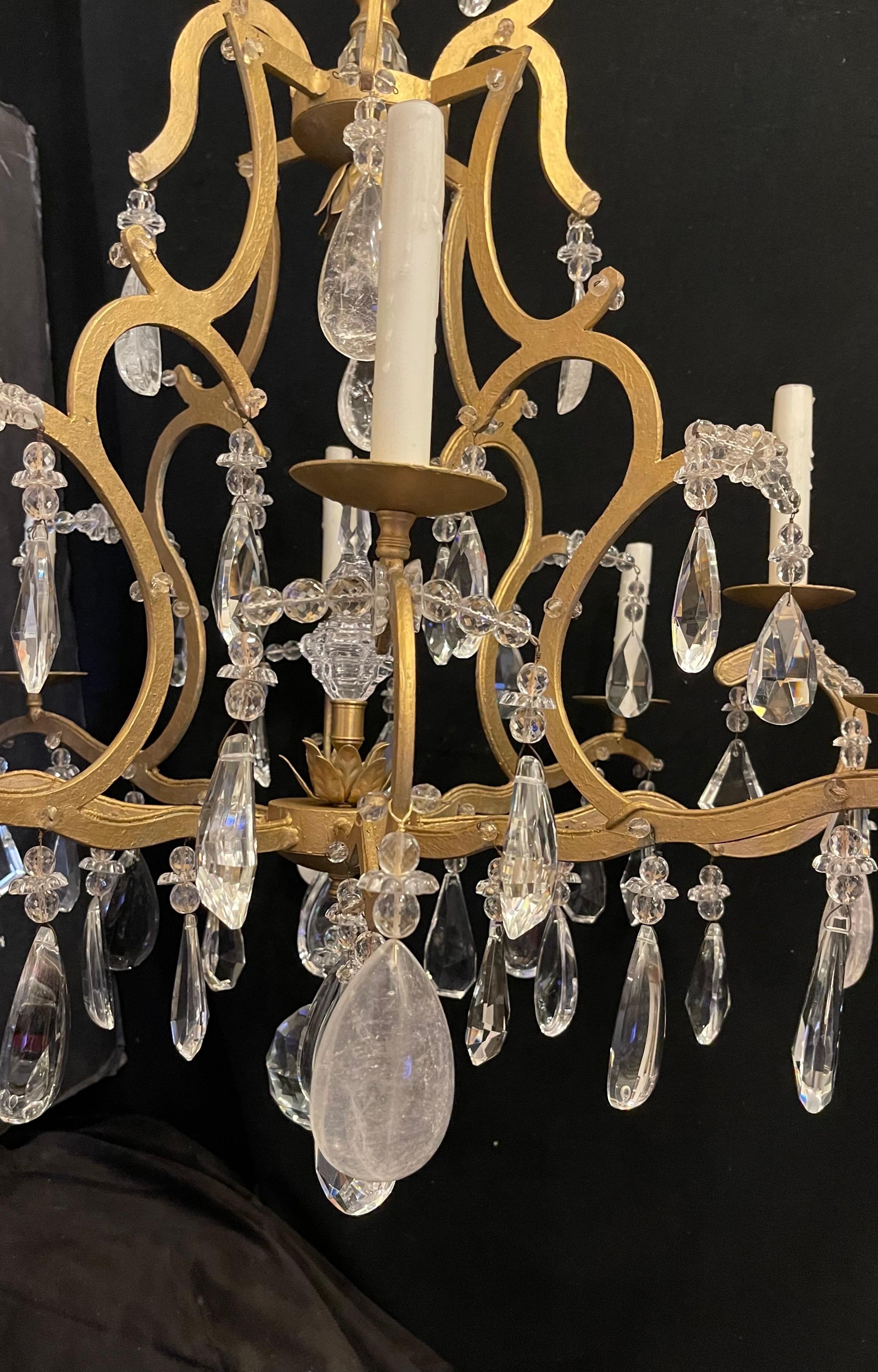Doré Lustre en cristal de roche de la Maison Baguès du milieu du siècle dernier, doré et perlé en vente