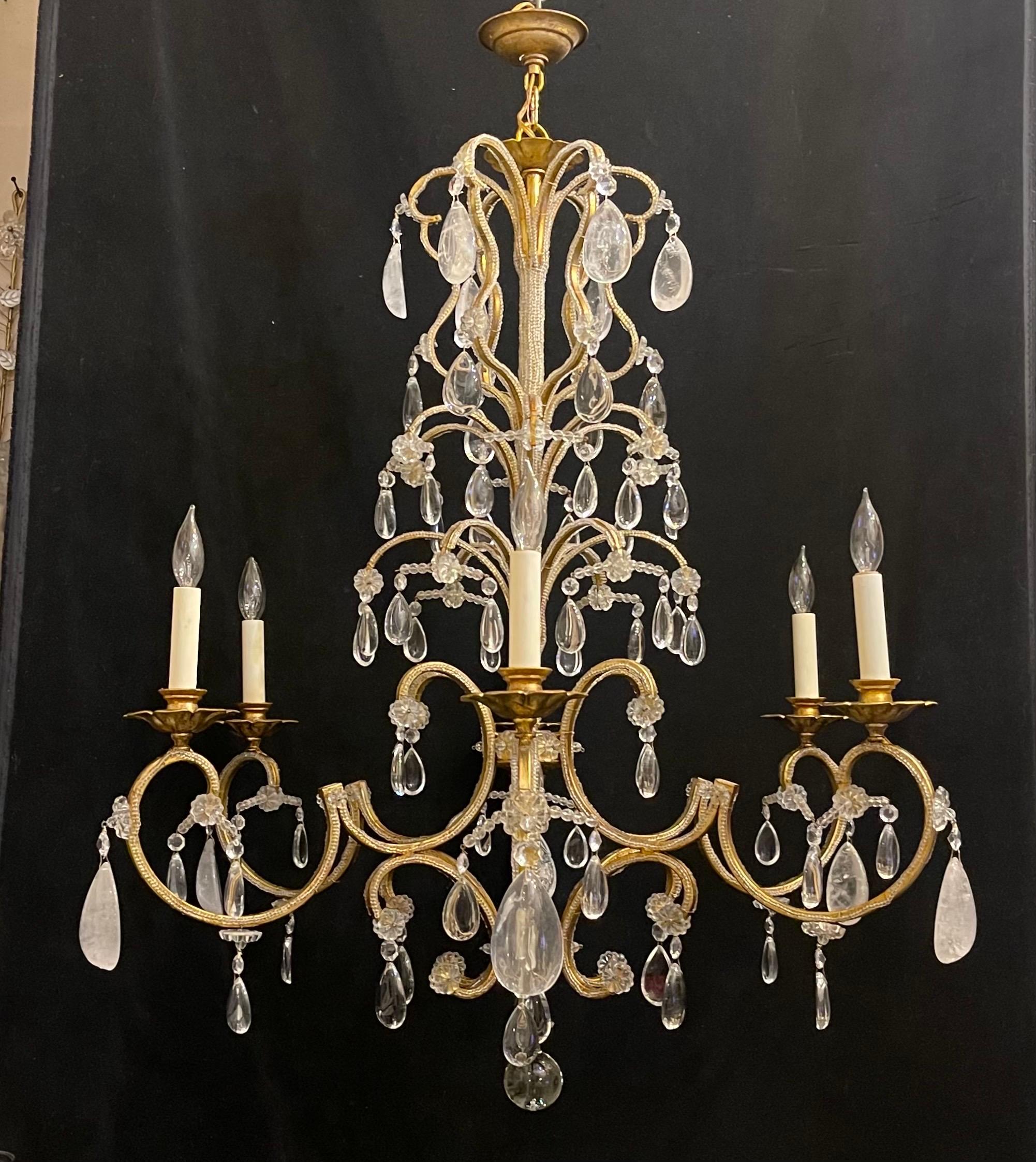 italien Lustre en cristal de roche de la Maison Baguès du milieu du siècle dernier, doré et perlé en vente