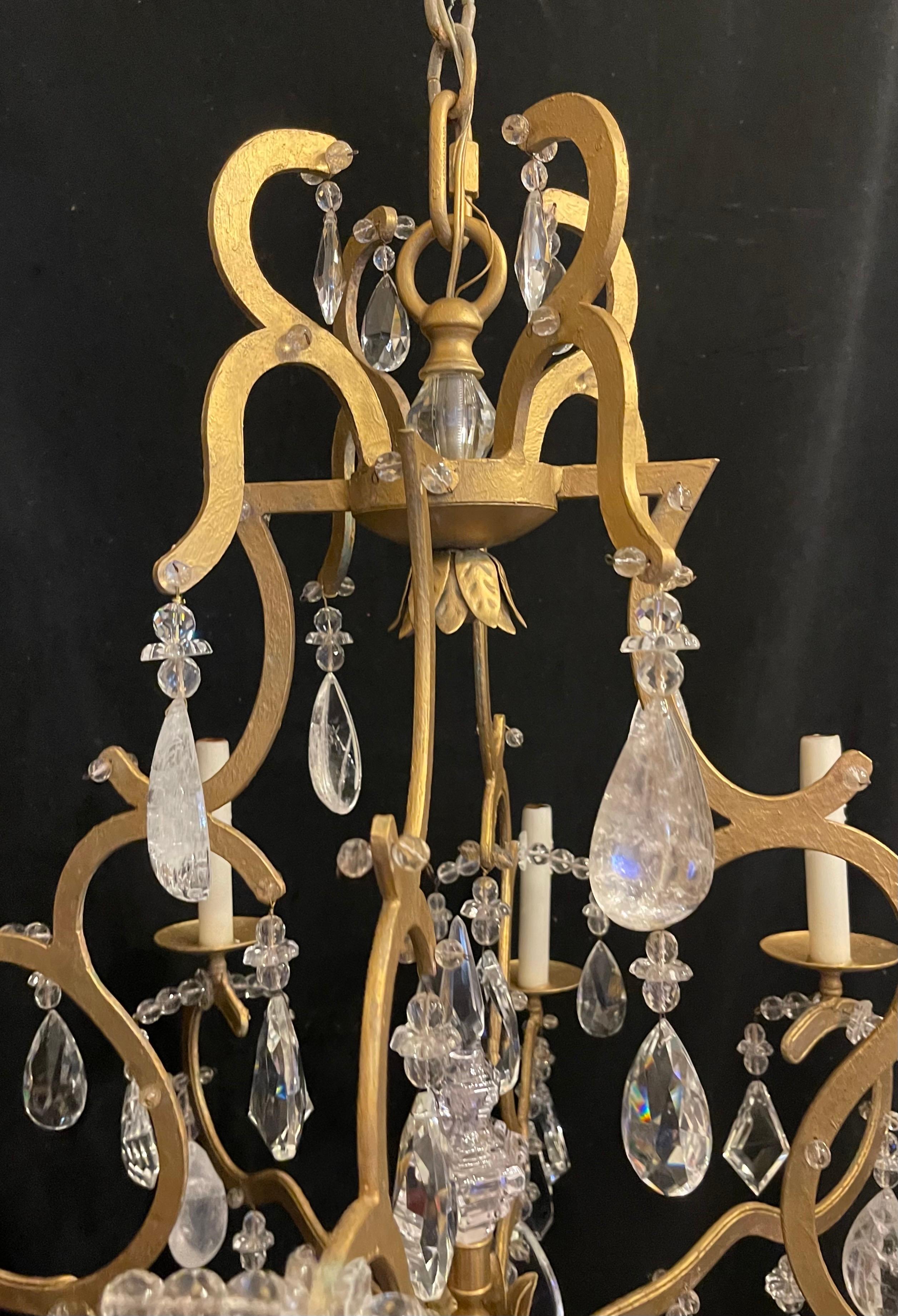 Lustre en cristal de roche de la Maison Baguès du milieu du siècle dernier, doré et perlé Bon état - En vente à Roslyn, NY