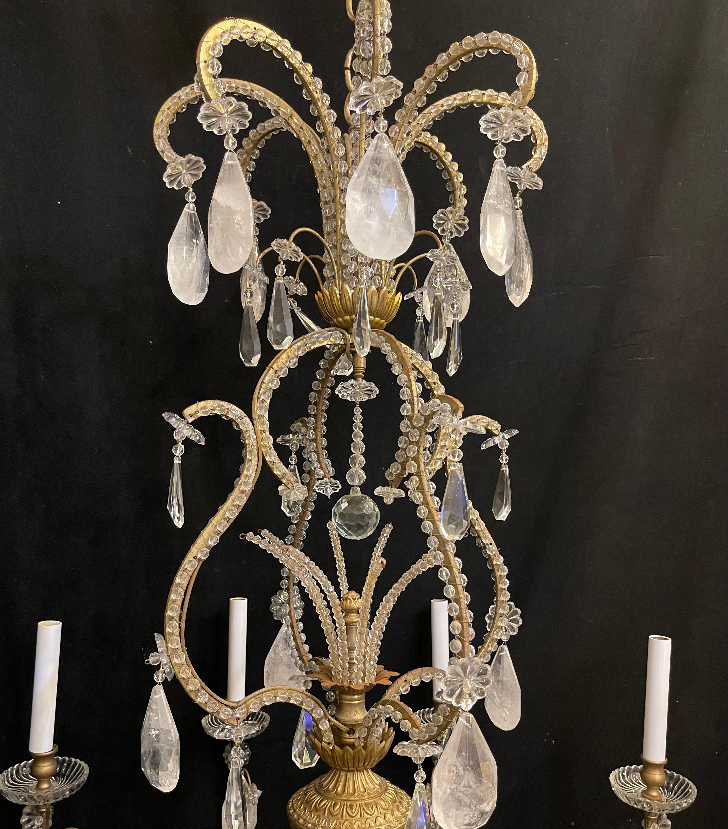 Dorato Lampadario di medie dimensioni in cristallo di rocca con perline dorate di Maison Baguès in vendita