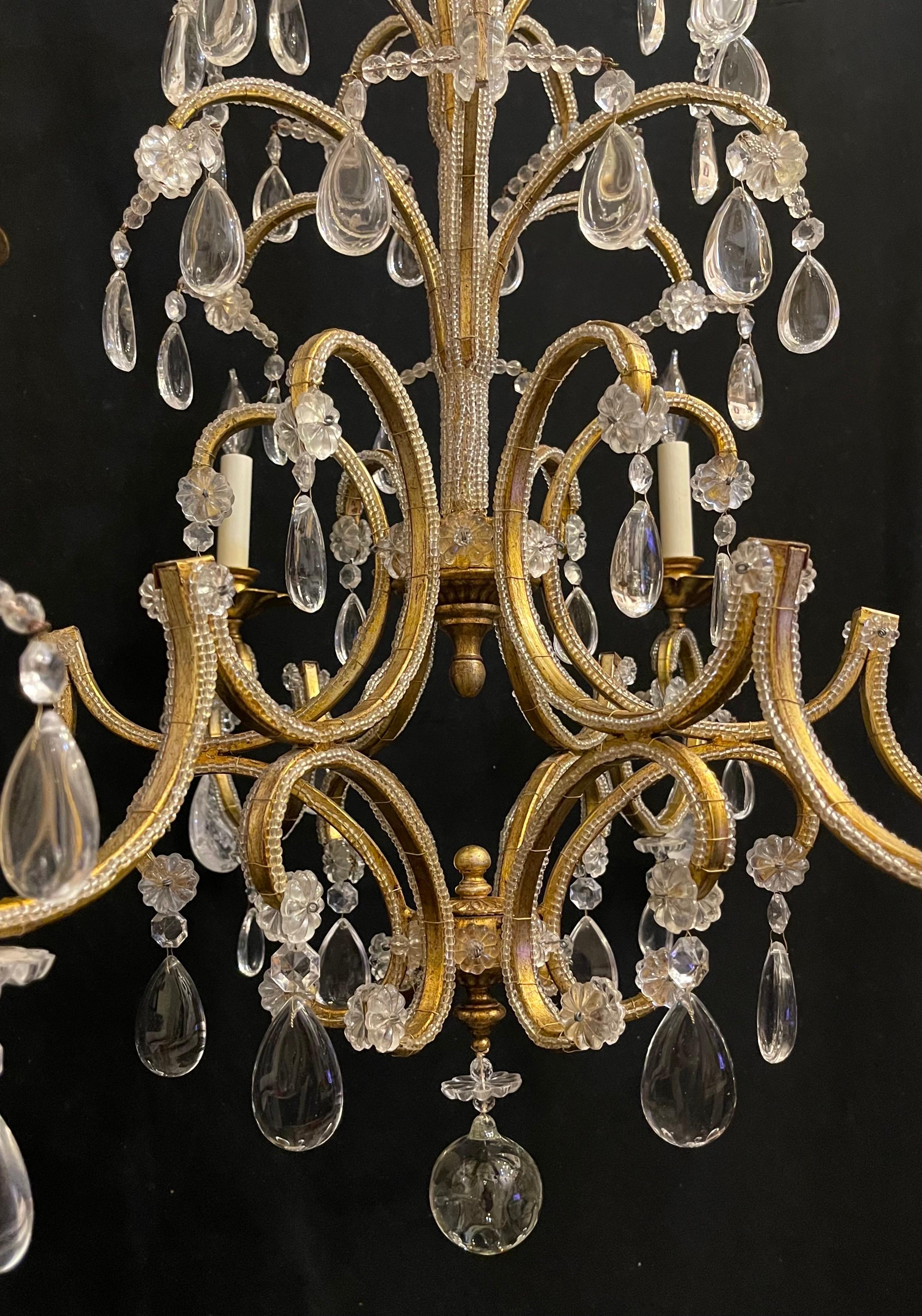 Doré Lustre en cristal de roche de la Maison Baguès du milieu du siècle dernier, doré et perlé en vente