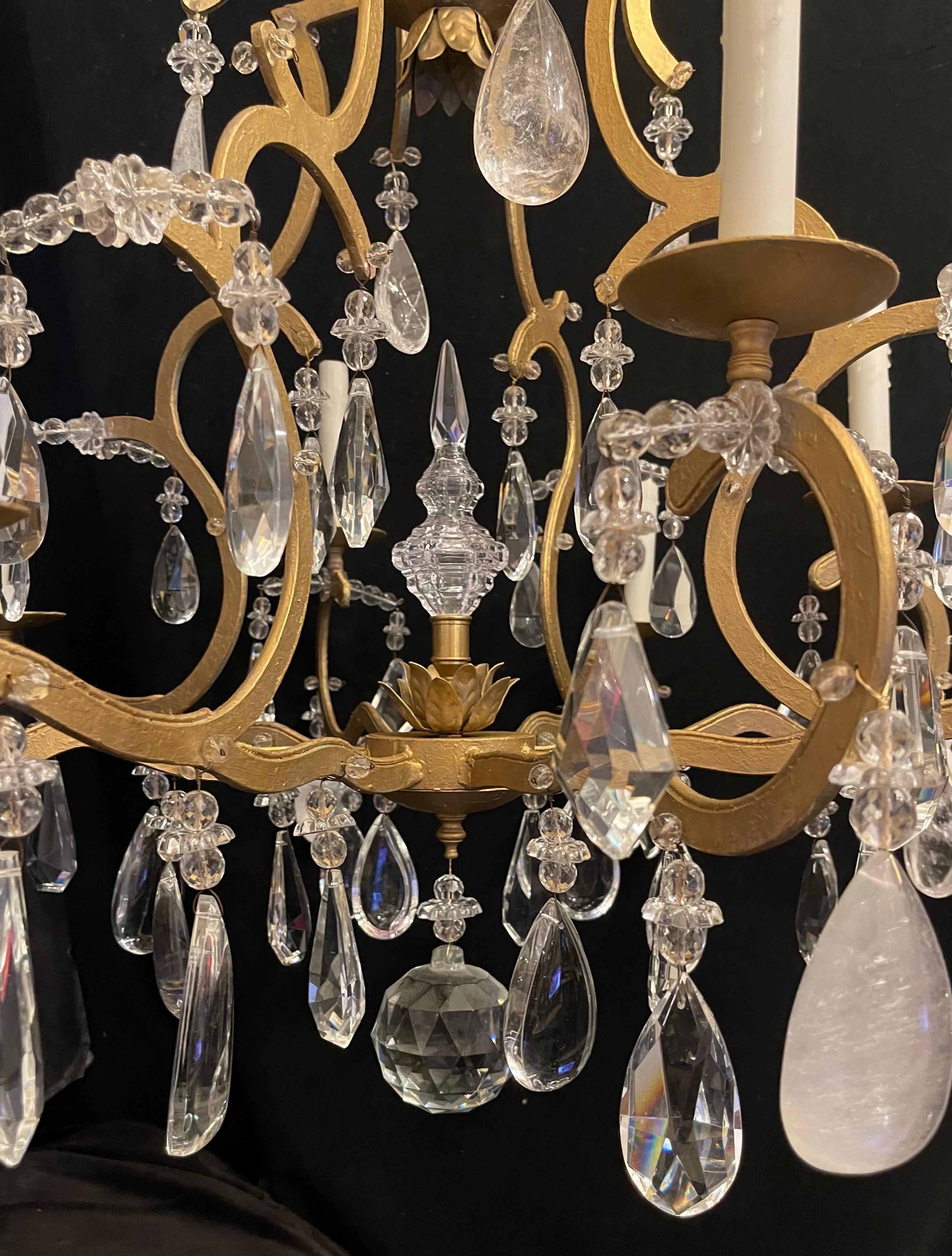 20ième siècle Lustre en cristal de roche de la Maison Baguès du milieu du siècle dernier, doré et perlé en vente