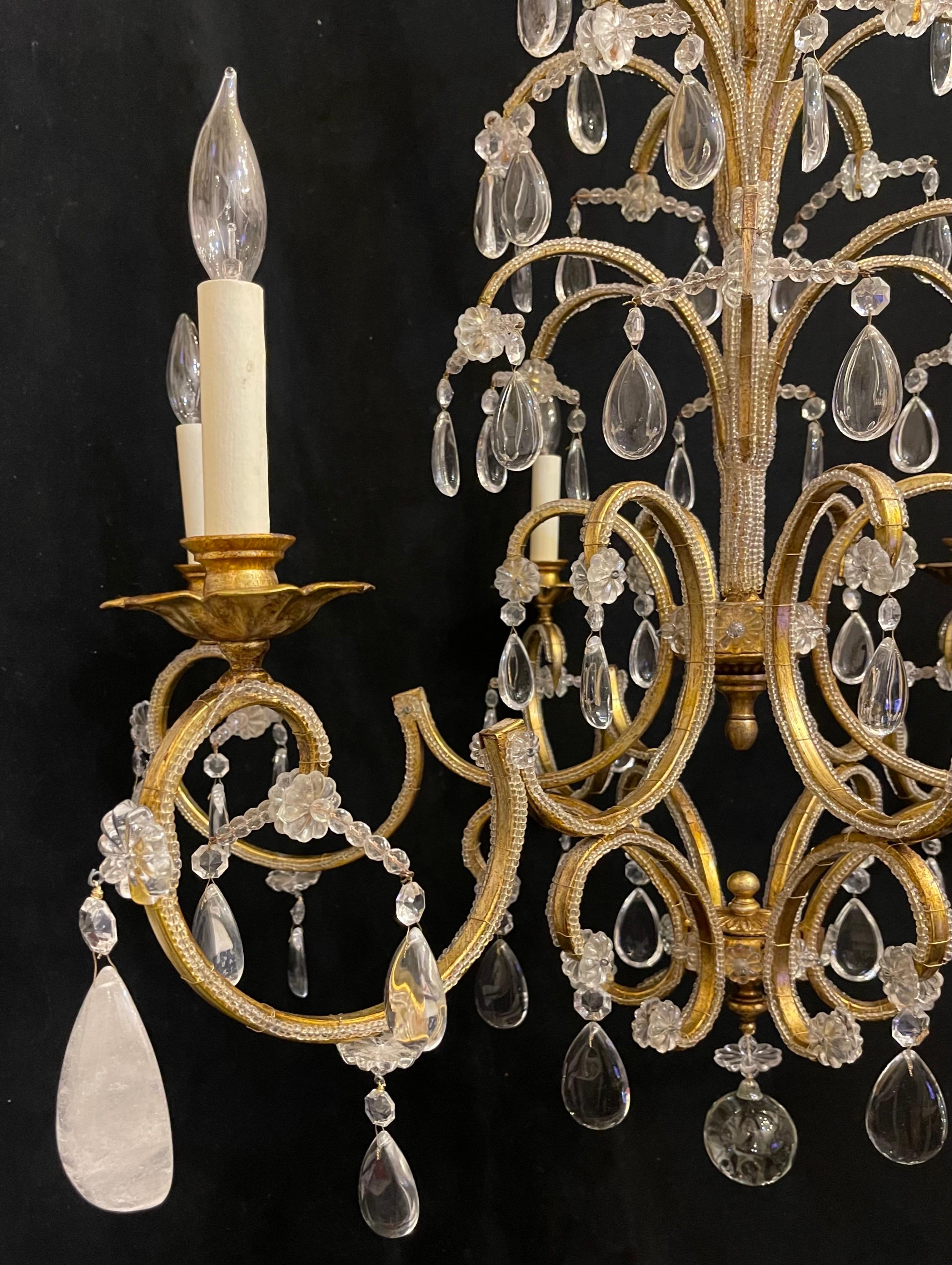 Lustre en cristal de roche de la Maison Baguès du milieu du siècle dernier, doré et perlé Bon état - En vente à Roslyn, NY