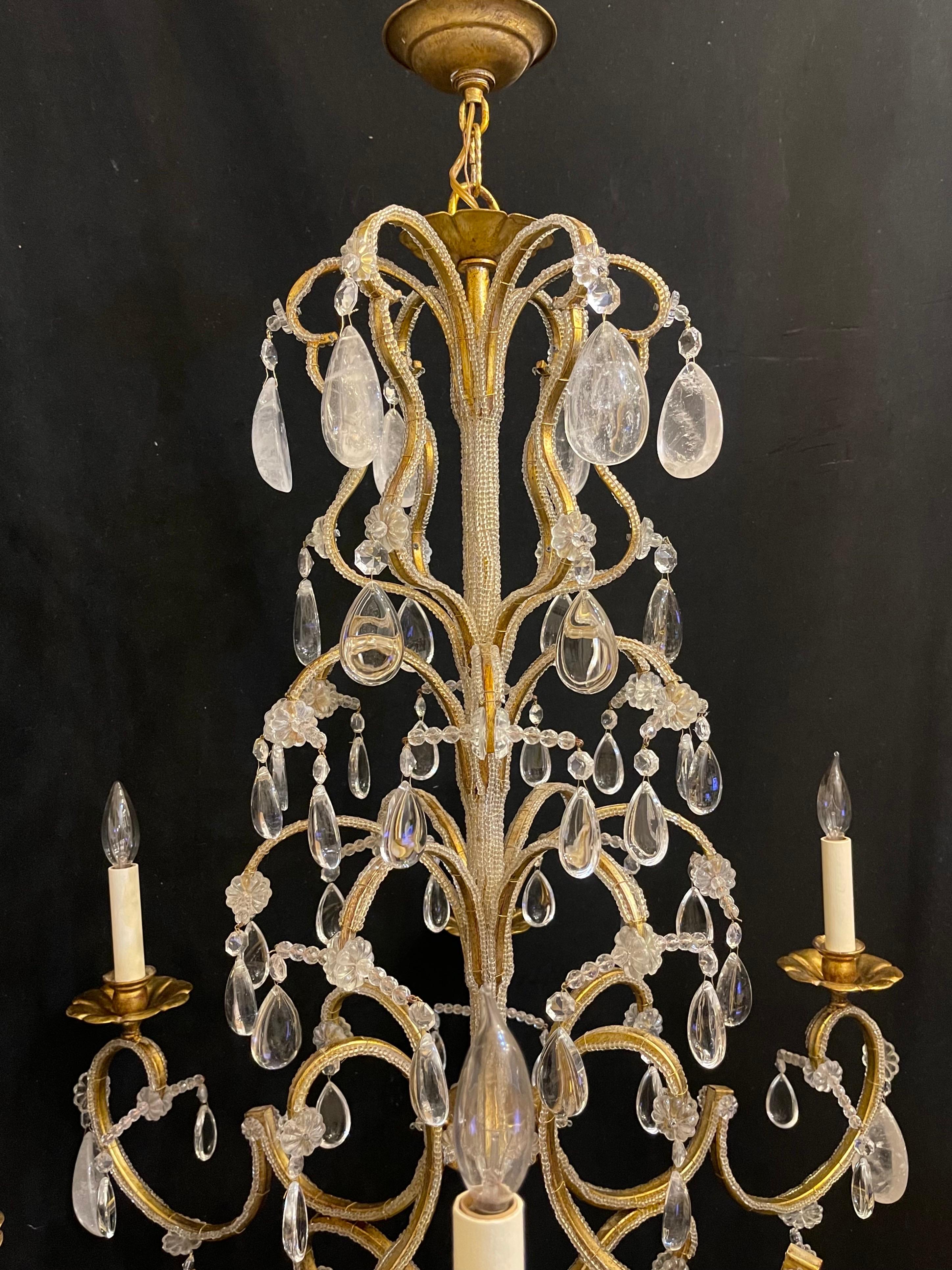 20ième siècle Lustre en cristal de roche de la Maison Baguès du milieu du siècle dernier, doré et perlé en vente