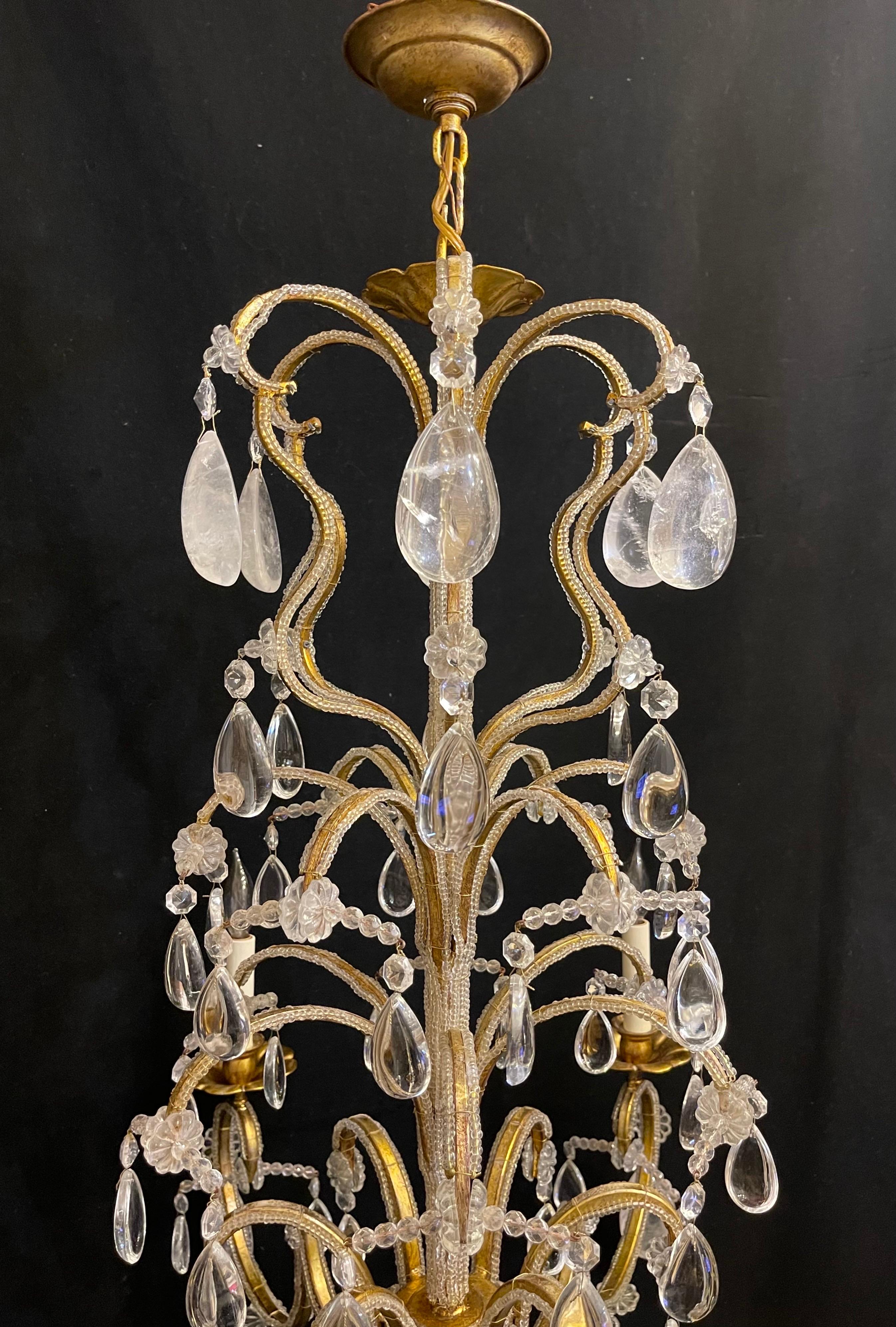 Cristal Lustre en cristal de roche de la Maison Baguès du milieu du siècle dernier, doré et perlé en vente