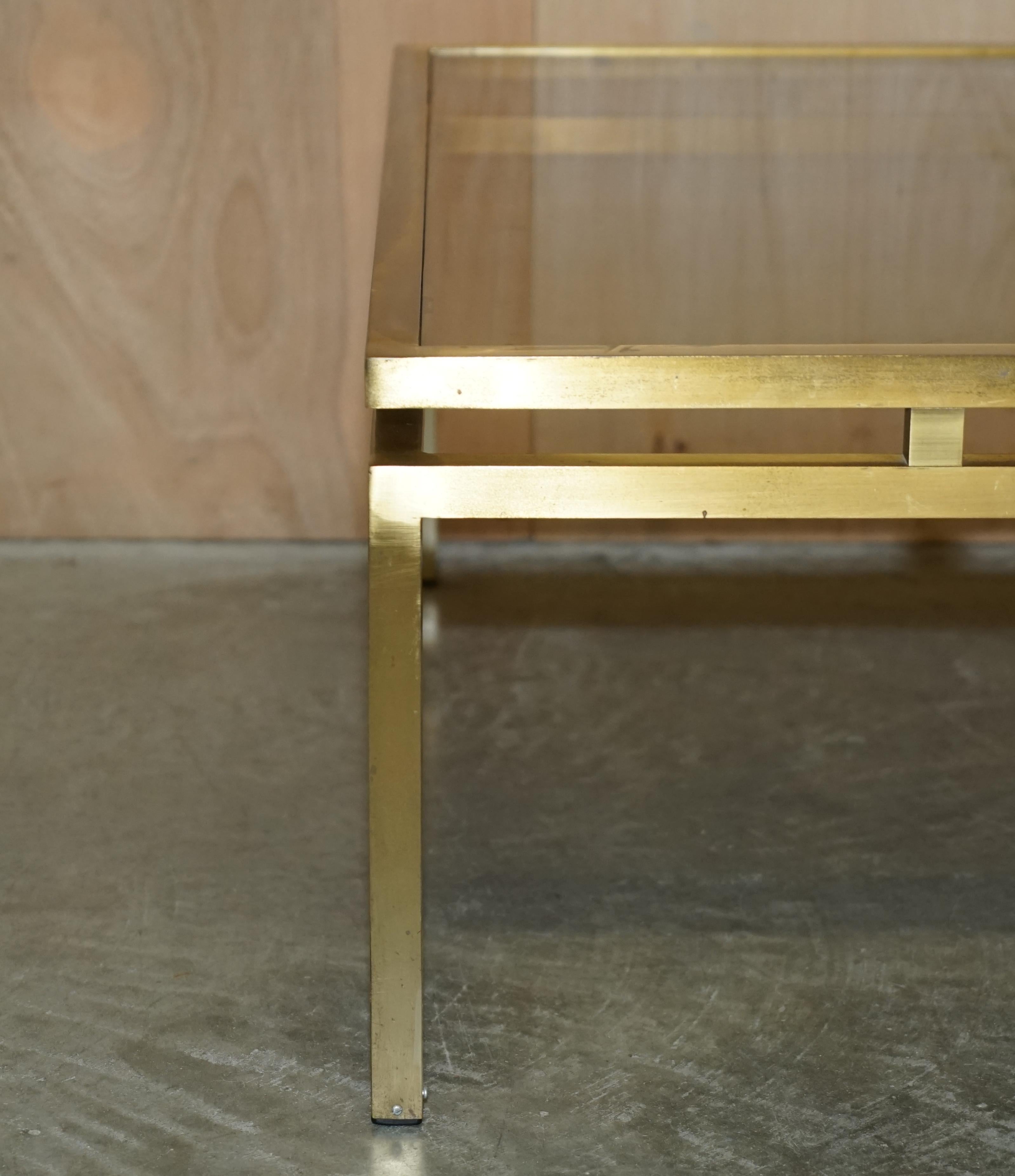 MESA DE CAFÉ DE VIDRIO AHUMADO EN LATÓN ESTILO PARÍS MAISON JANSEN DEL SIGLO MODERNO Francés en venta