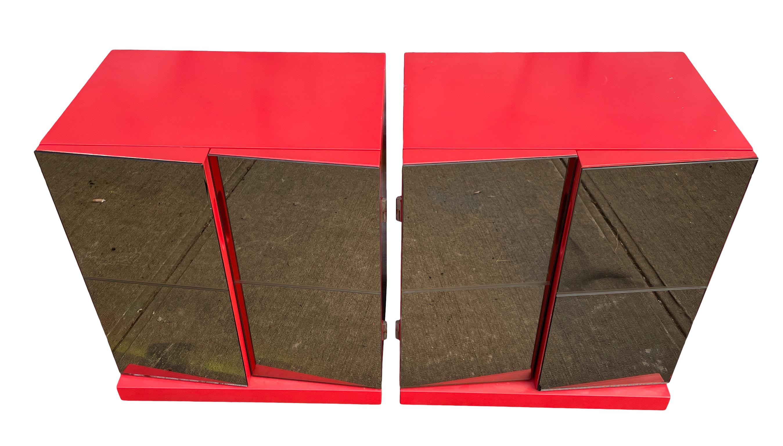 Mid-Century Modern Maison Rougier Paar rot mit Gold Spiegel Schränke oder Nachttische. Sehr cooles Design um 1980 Beide Türen lassen sich nach vorne öffnen und haben jeweils 1 verstellbaren Einlegeboden im Inneren des Schranks. Die Vordertüren haben