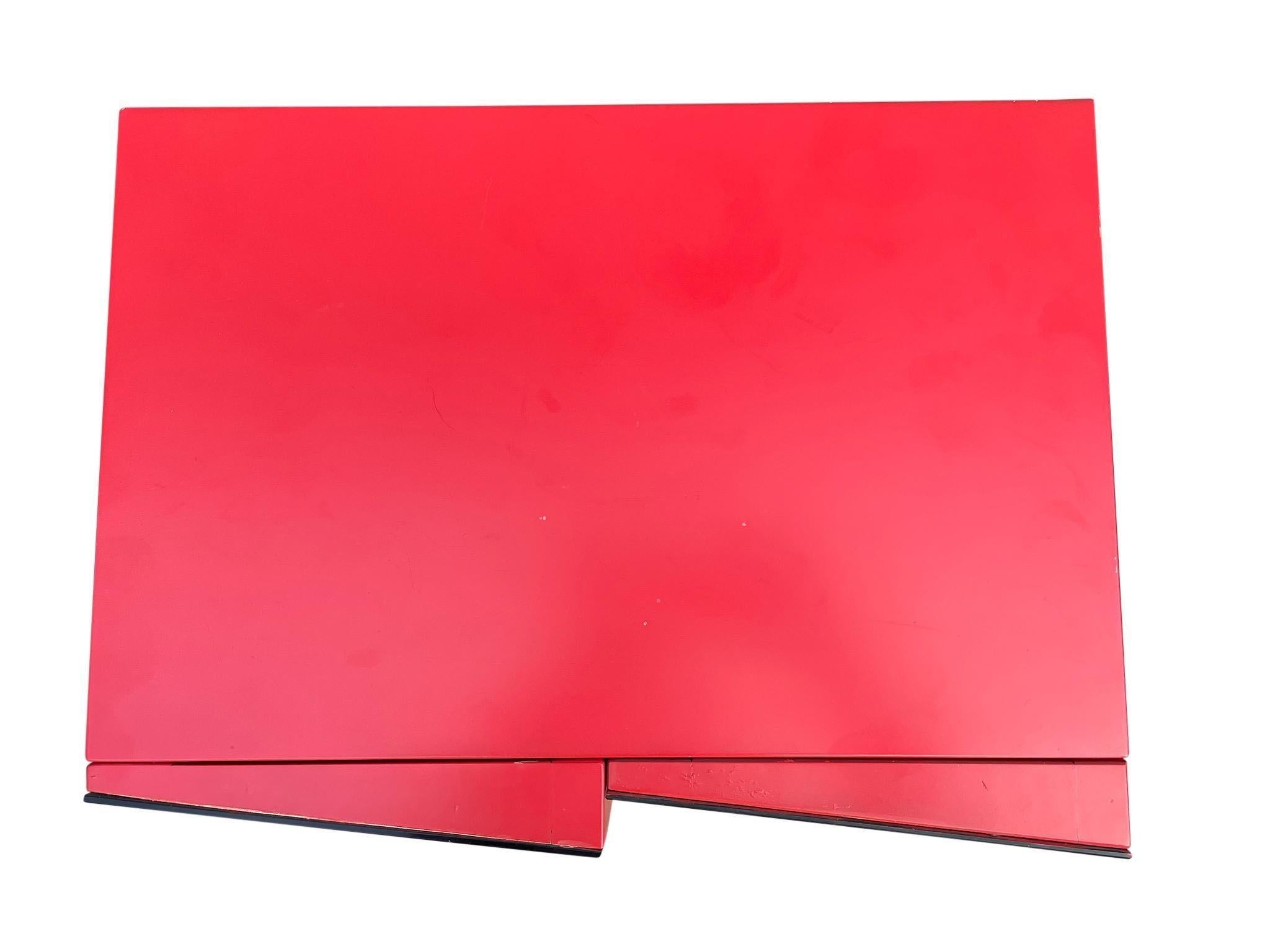 Fin du 20e siècle Paire d'armoires ou de tables de nuit en miroir rouge de la Maison Rougier, de style moderne du milieu du siècle dernier  en vente